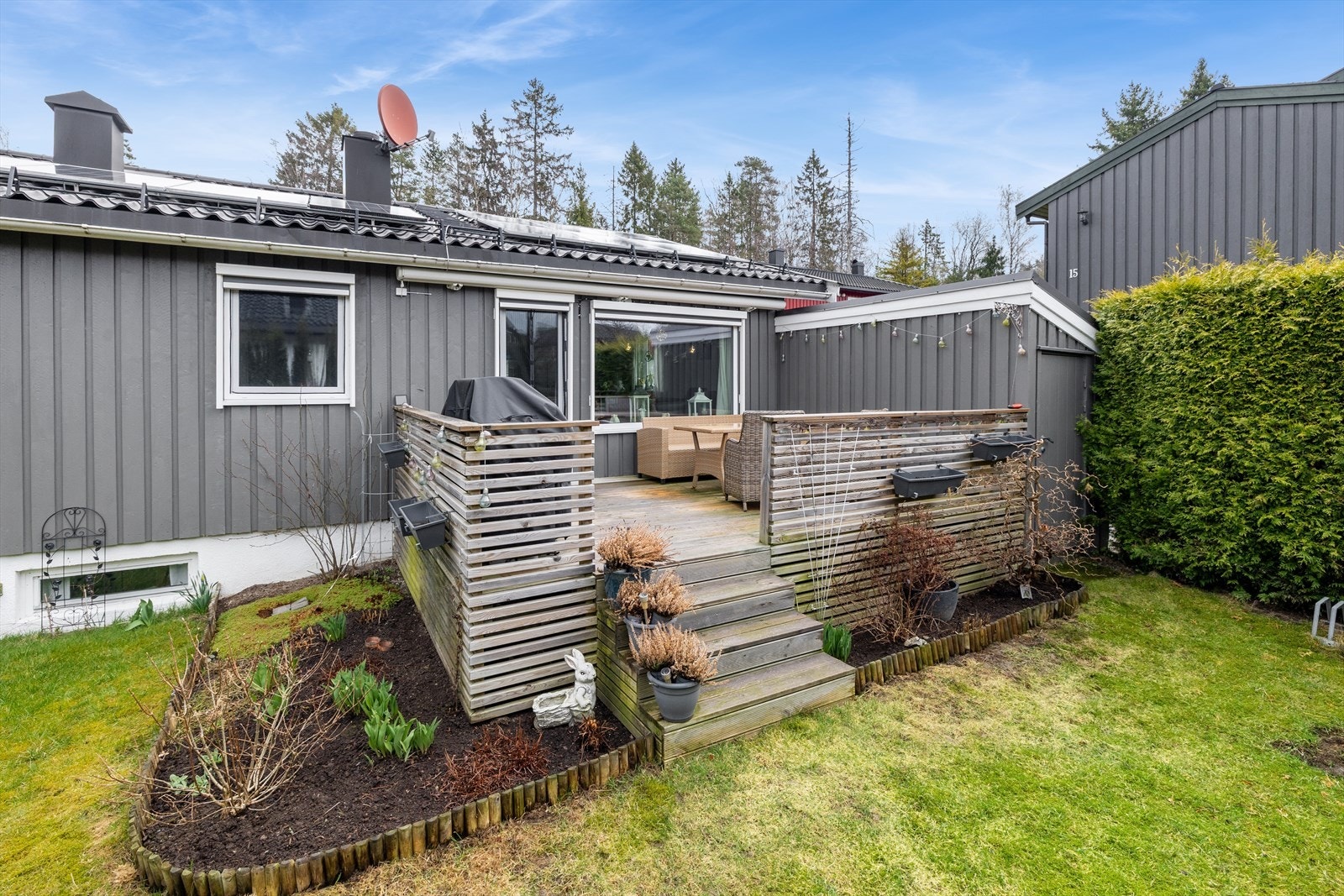 Terrassen er orientert syd/vest med særdeles gode solforhold på sommerhalvåret. Galleribilde