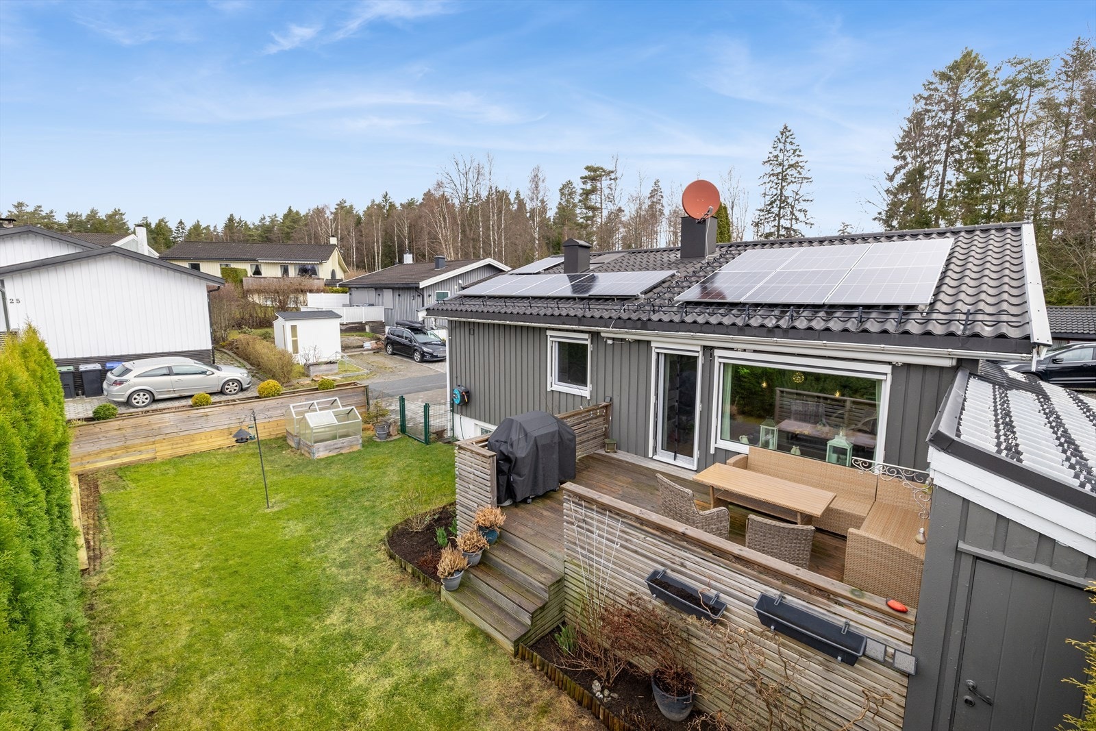 Brukervennlig inngjerdet flat hage Galleribilde