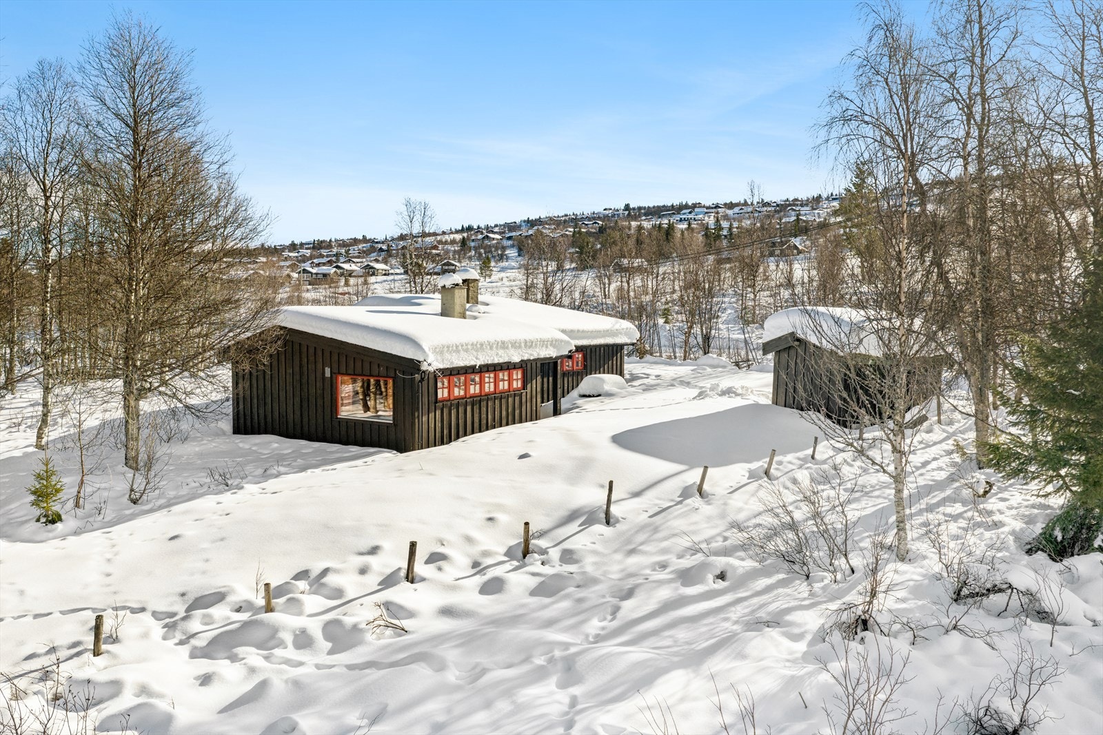 Panoramavegen 1023 er en eiendom som byr på ekte hytteidyll - her får du tømmervegger med historie, lune oppholdsrom og en fantastisk beliggenhet med alt du trenger for rekreasjon året rundt. Galleribilde