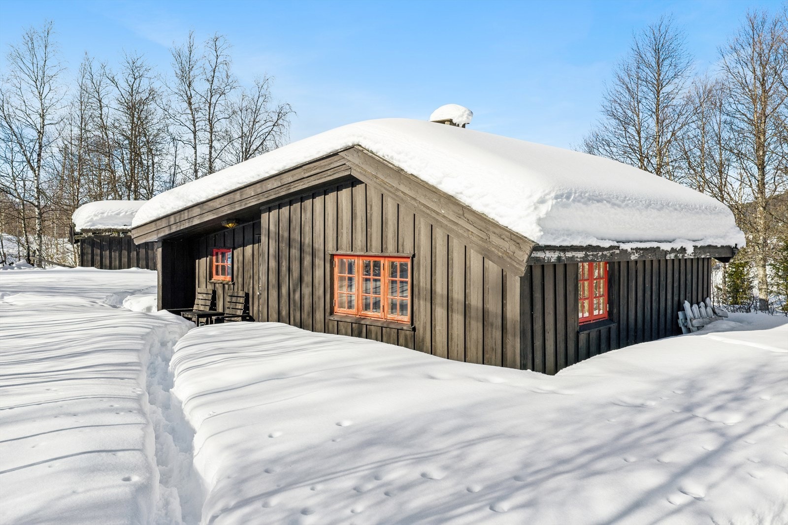 Tomta er festet og bebygd med hytte, uthus med utedo samt en eldre løe. Uteområdet byr på et åpent og solrikt tun, med god plass til å nyte rolige morgener og lange sommerkvelder. Galleribilde