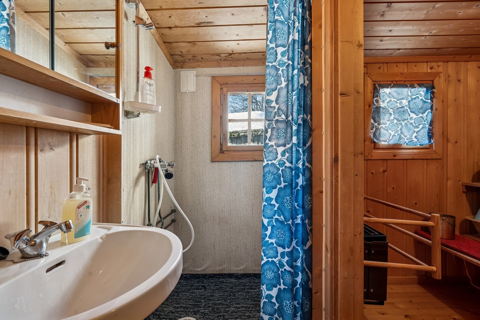 Badet har enkel, men funksjonell standard med servant, speilskap og dusjnisje med forheng. Galleribilde