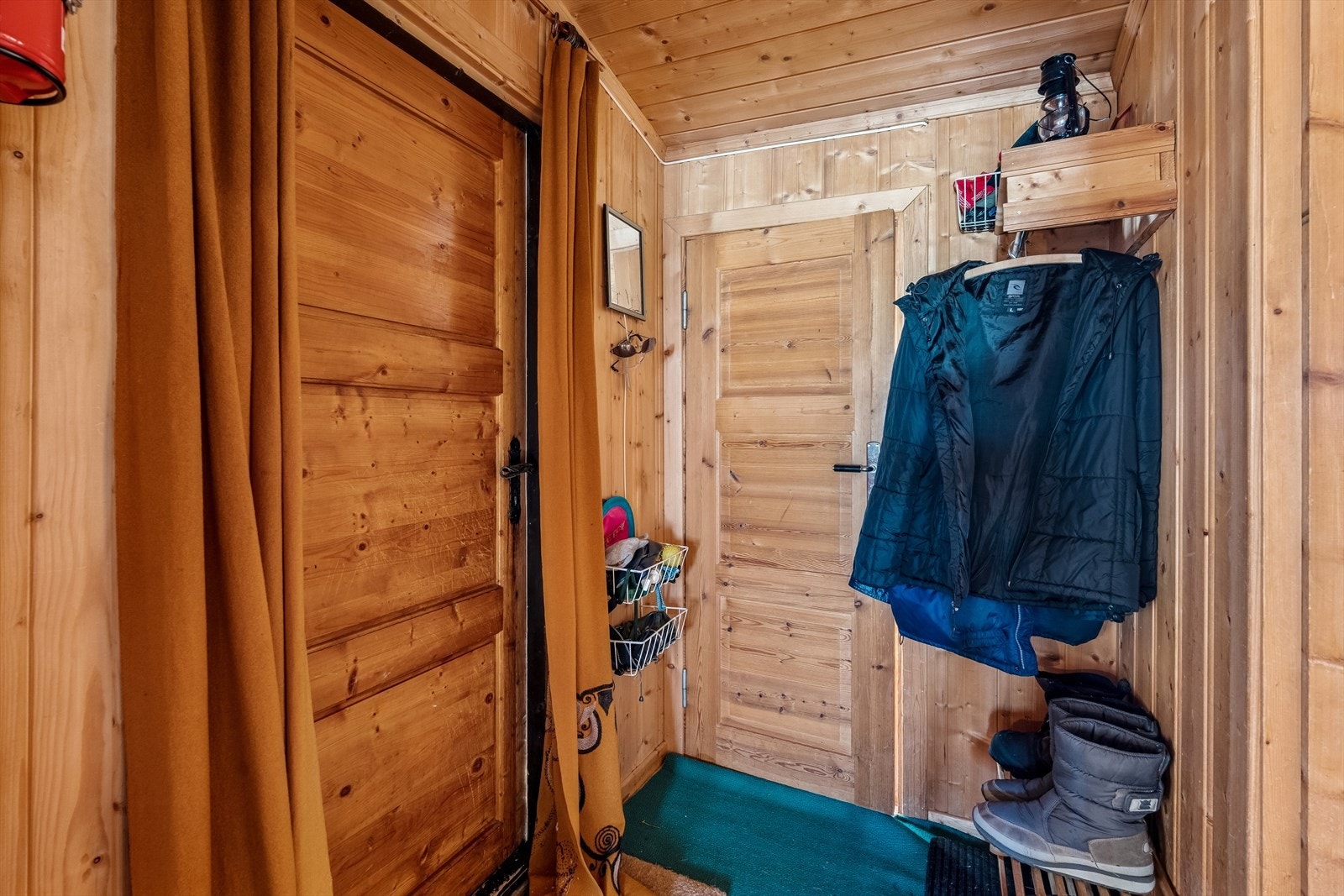 Fra det overbygde inngangspartiet kommer du inn i en liten gang med plass til yttertøy og sko. Galleribilde