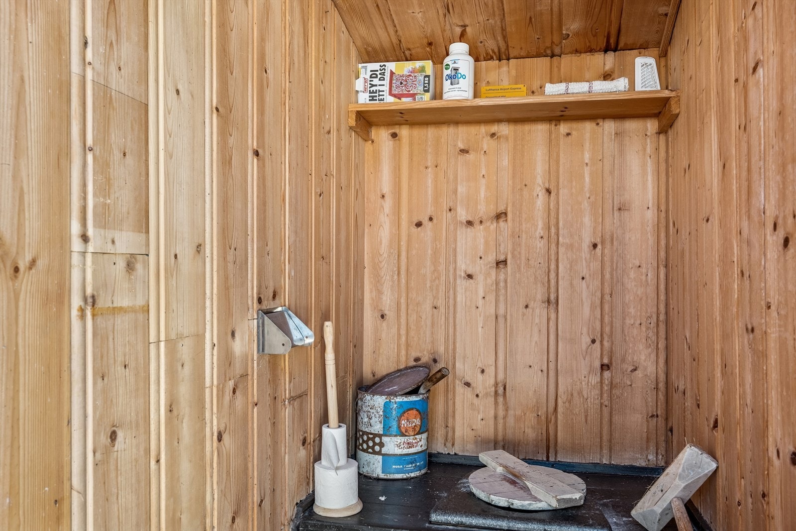 På tunet står det også et uthus og en gammel løe. Uthuset har eget rom for utedoen. Galleribilde