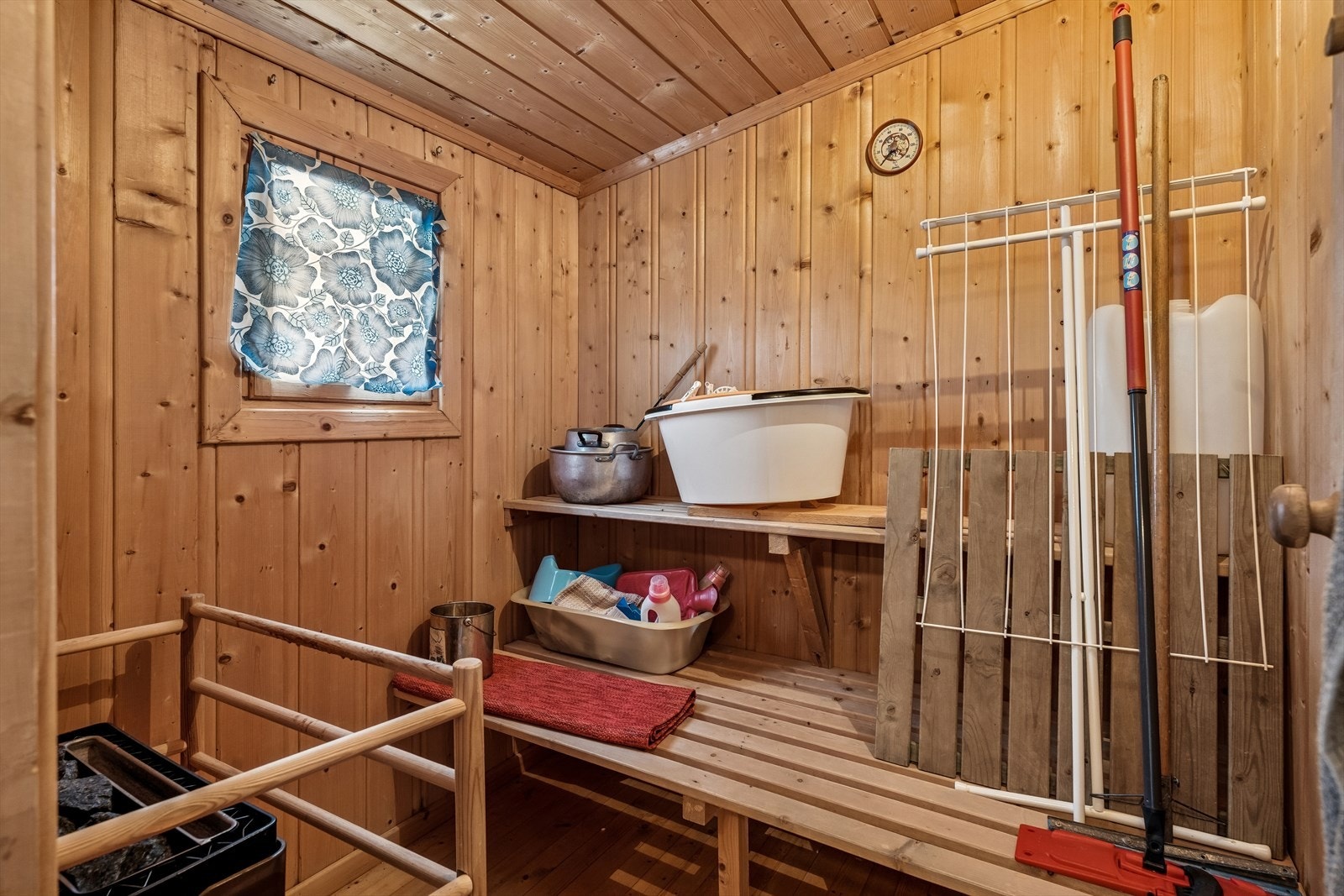 Fra badet er det direkte tilgang til badstue med plassbygde benker i tre og elektrisk ovn - perfekt etter en dag på ski. Galleribilde