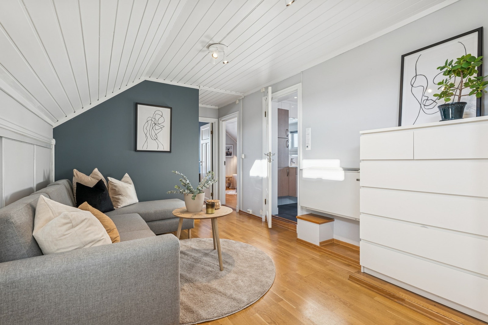 Loftsetasjen inneholder stue, 3 soverom og baderom. Galleribilde