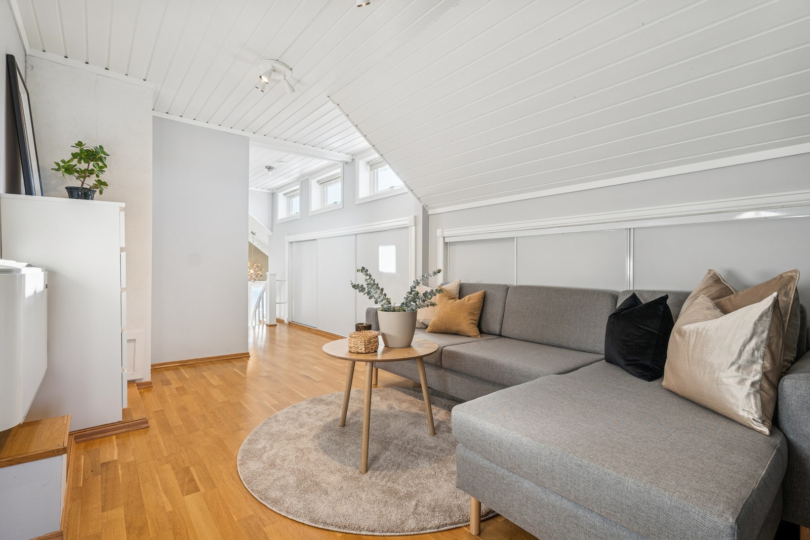 Loftstue. Galleribilde