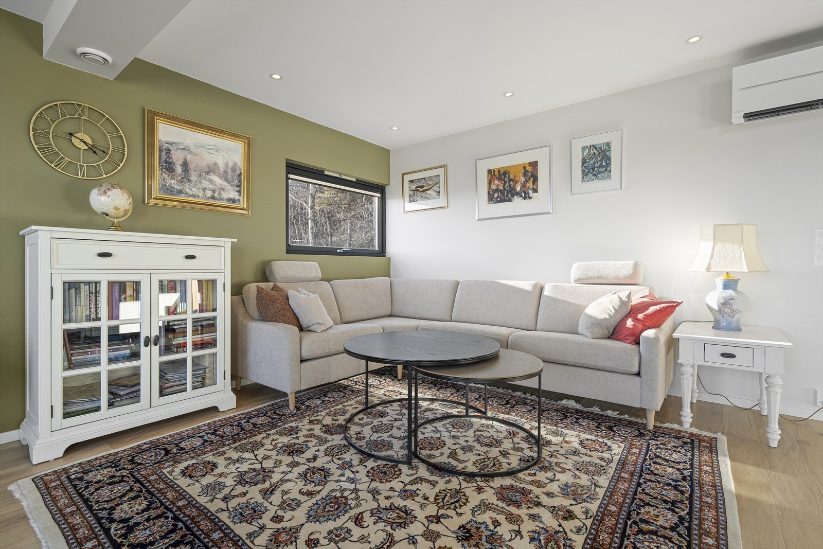 Her får du en moderne god standard med parkettgulv, slette overflater og utstrakt bruk av downlights - Legg spesielt merke til de listefrie overgangene Galleribilde