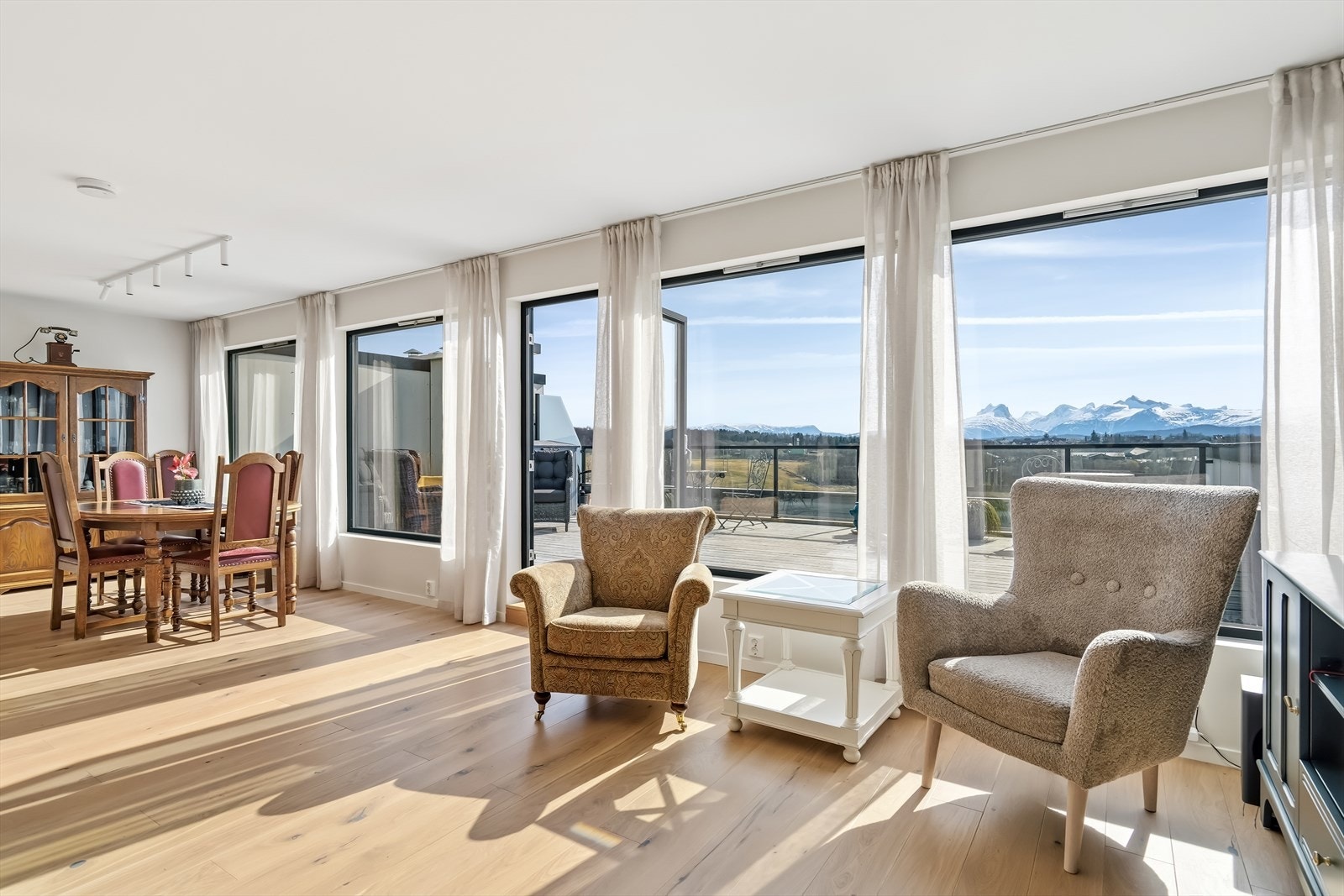 Stuen har også utgang til en stor terrasse Galleribilde