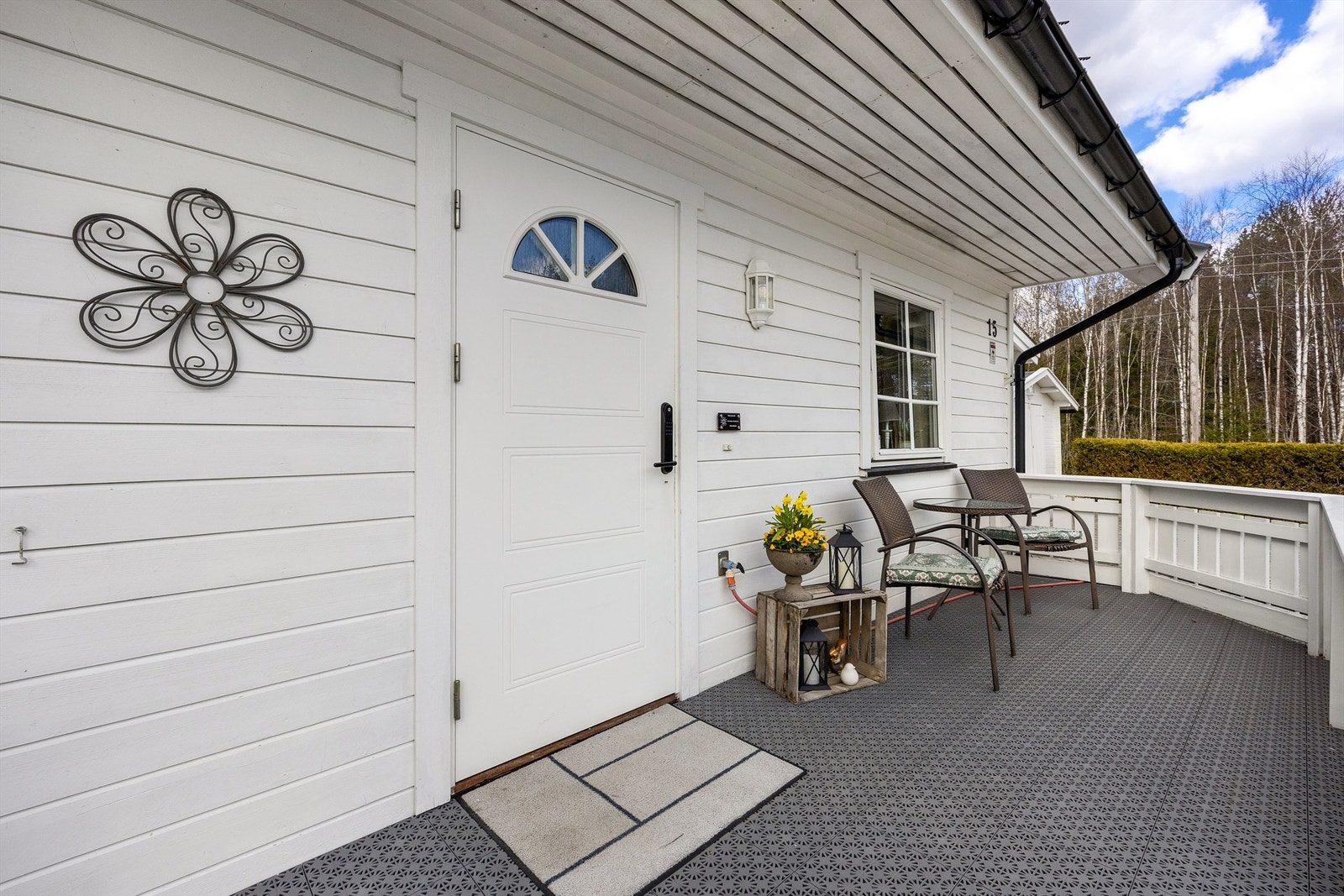 Den overbygde terrassen ved inngangspartiet gir en lun og praktisk velkomst. Galleribilde