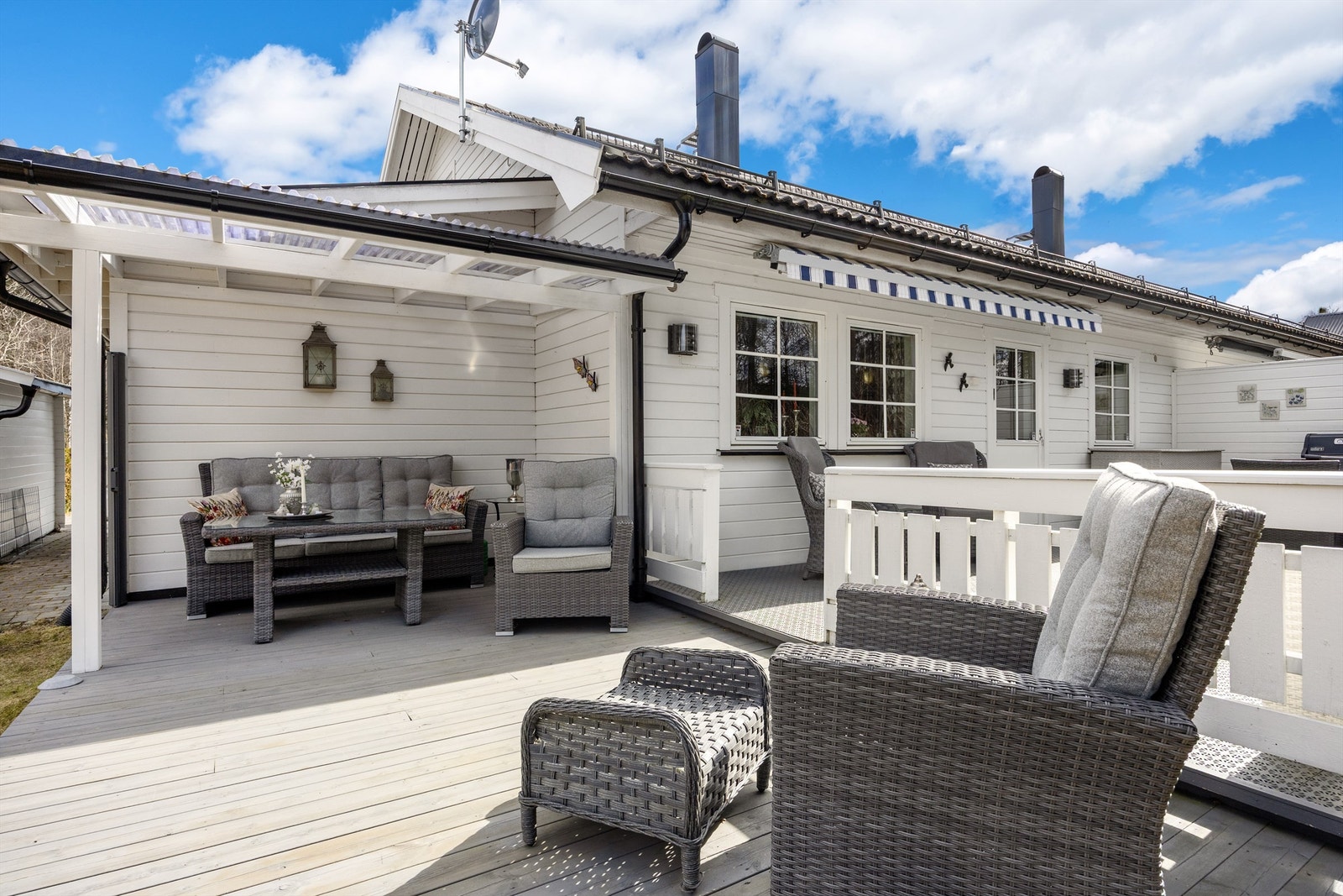 Terrassen har god plass til ulike møbelgrupper, og er et perfekt sted for avslapning og sosiale lag. Galleribilde