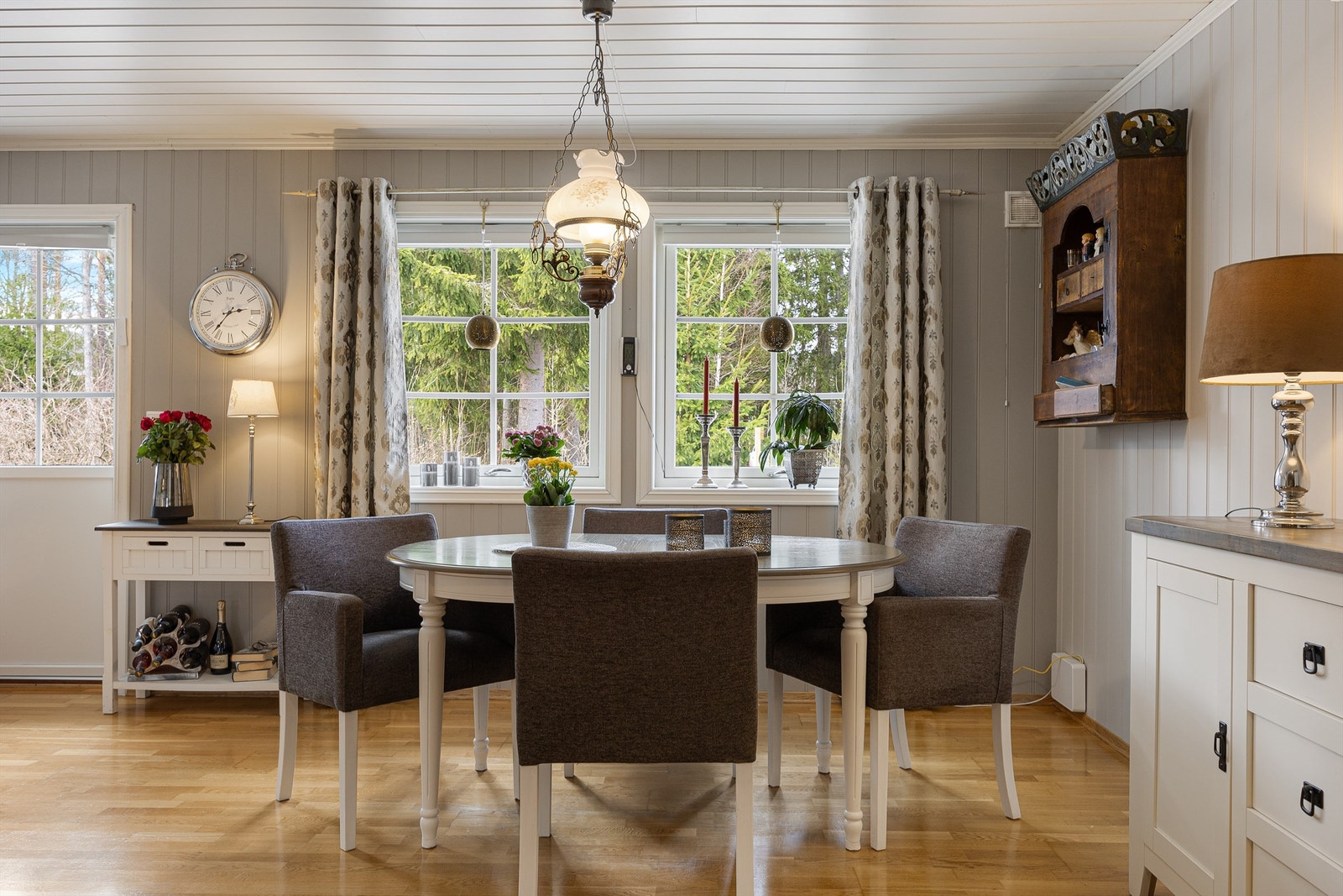 Spiseplassen er sentralt plassert mellom stue og kjøkken, med god plass til et større spisebord. Galleribilde