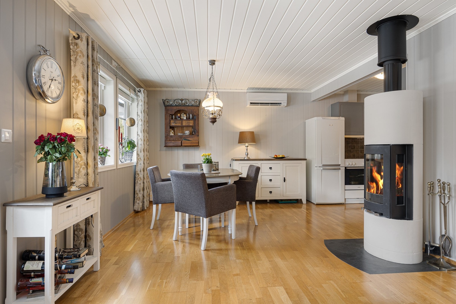 En frittstående peisovn med glass gir både varme og en hyggelig atmosfære. I tillegg er det installert en luft-til-luft varmepumpe fra 2020. Galleribilde