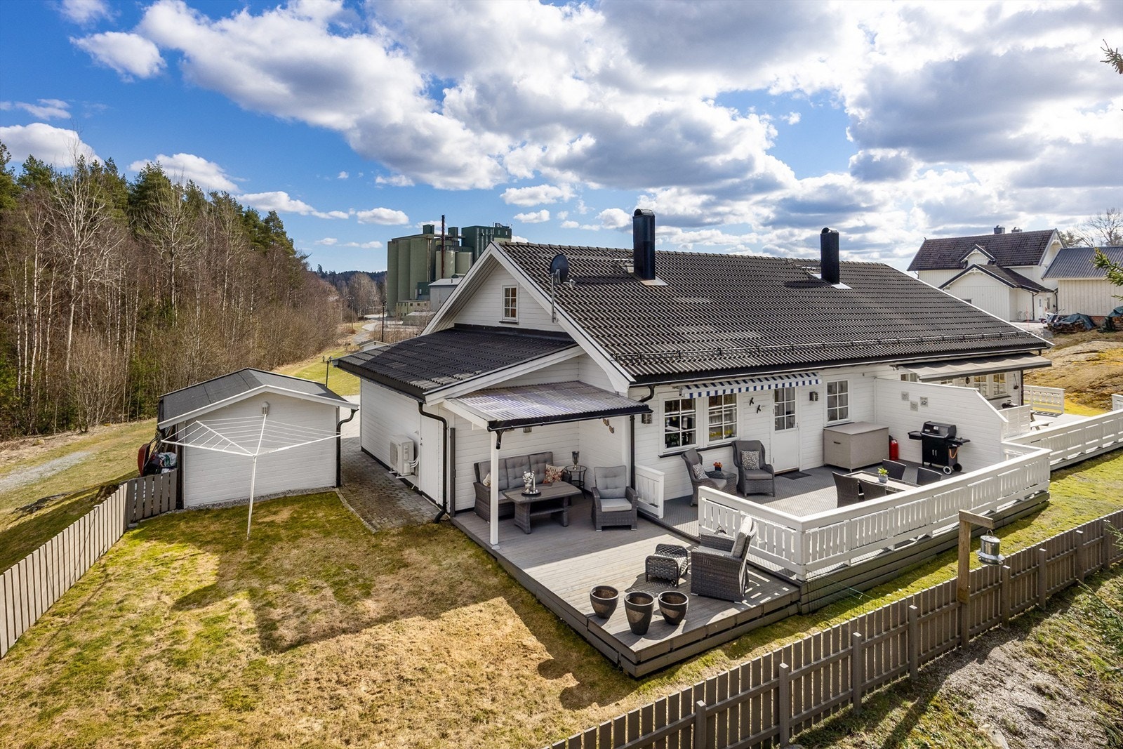 Eiendommen har en stor og usjenert markterrasse. Her er det rikelig med plass for flere sittegrupper, grilling og sosiale sammenkomster. Galleribilde