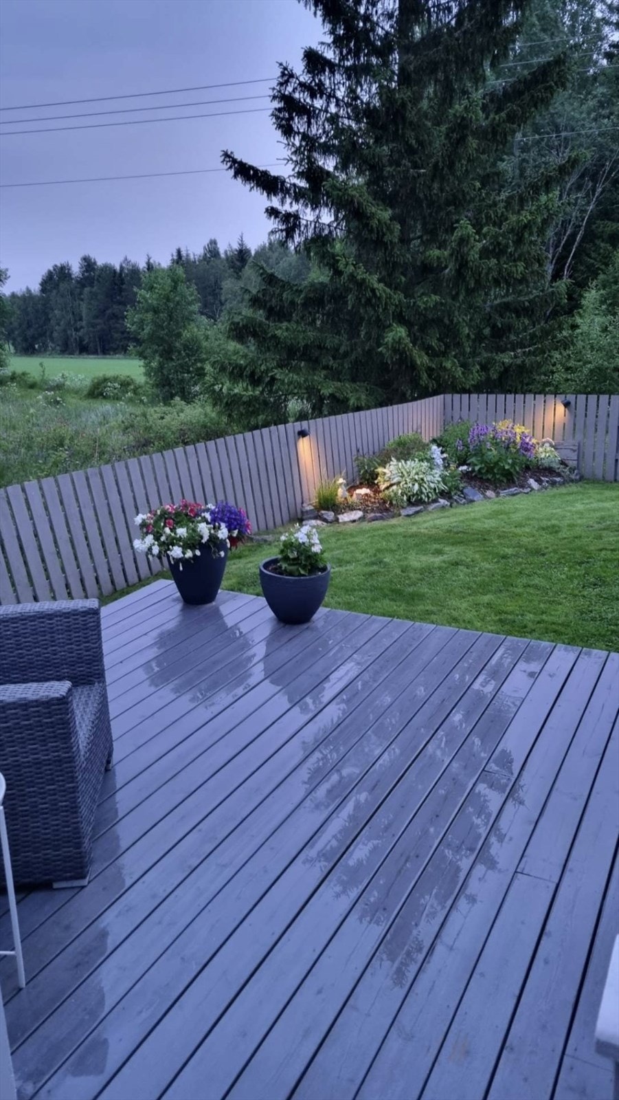 Utebelysning skaper en stemningsfull atmosfære på kveldstid. Galleribilde