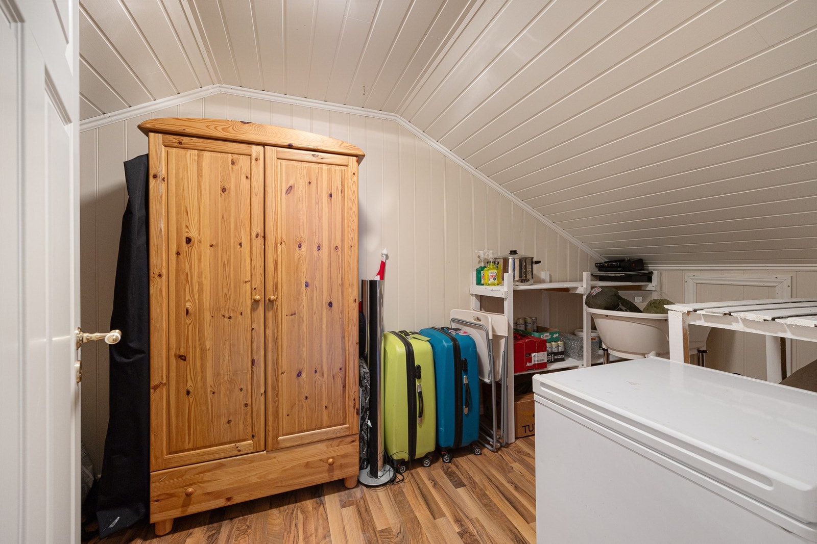 I tilknytning til loftstuen er det en praktisk bod som gir god lagringsplass. Galleribilde