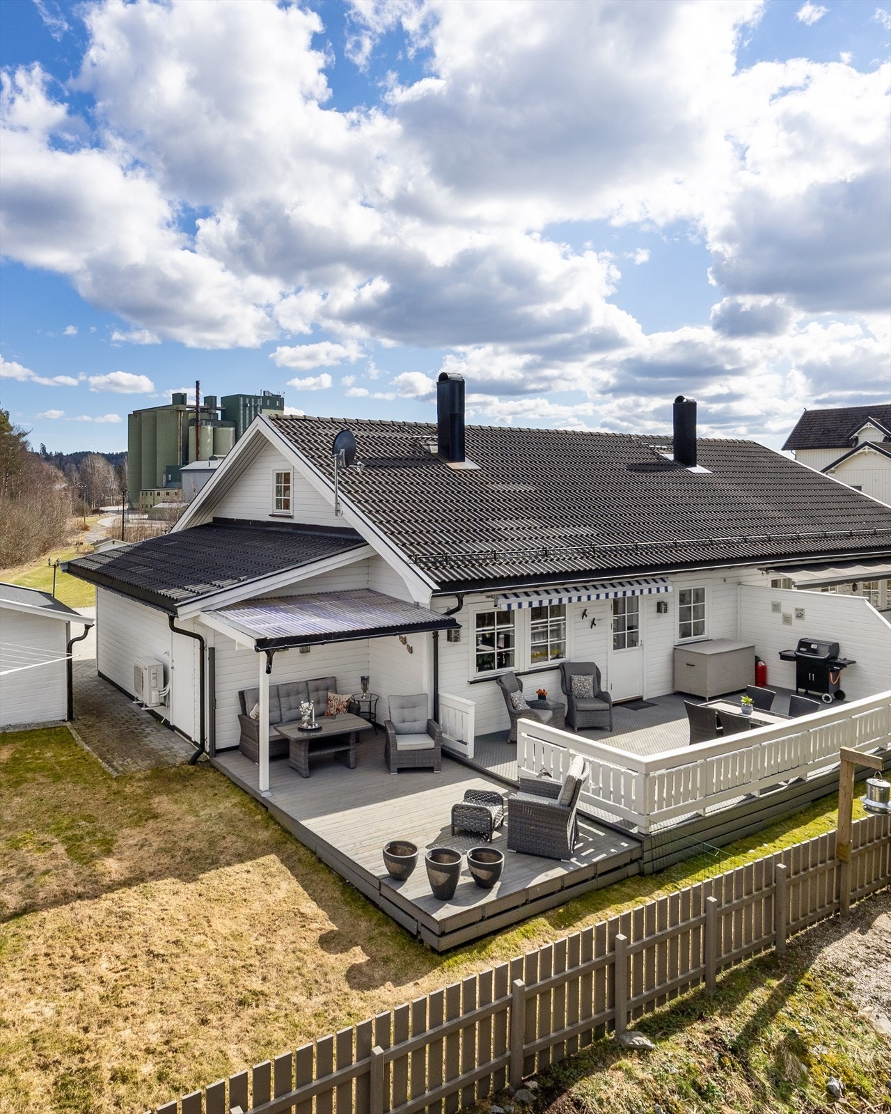 I tillegg til garasjen følger det med et frittstående uthus med bod på ca. 8,8 m² og en redskapsbod på ca. 6,9 m². Galleribilde