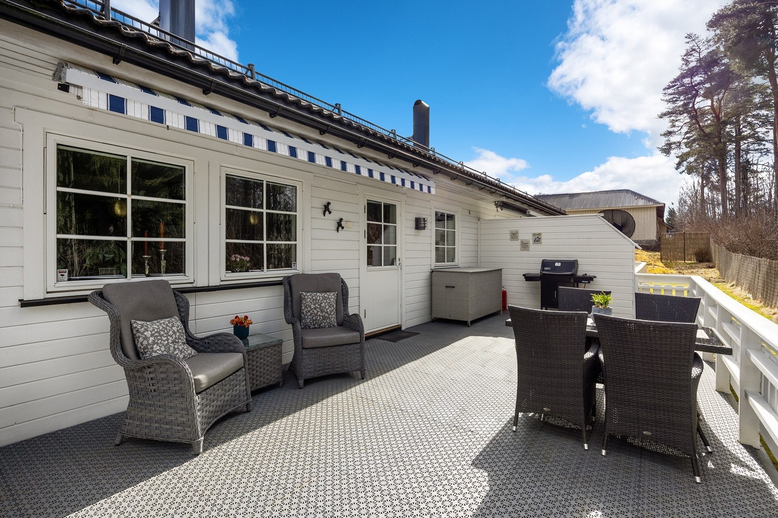 Her er det god plass til både en komfortabel loungegruppe og en egen spiseplass. Galleribilde
