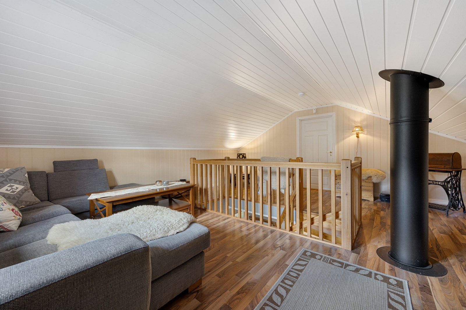 Loftstuen gir ekstra areal for familien. Rommet har laminat på gulv og panel på vegger og i himling. Galleribilde