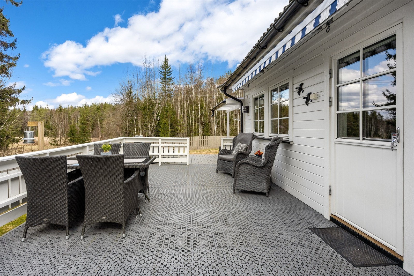 Terrassen ved inngangspartiet er på ca. 14 m², og gir en hyggelig uteplass også på forsiden av boligen. Galleribilde
