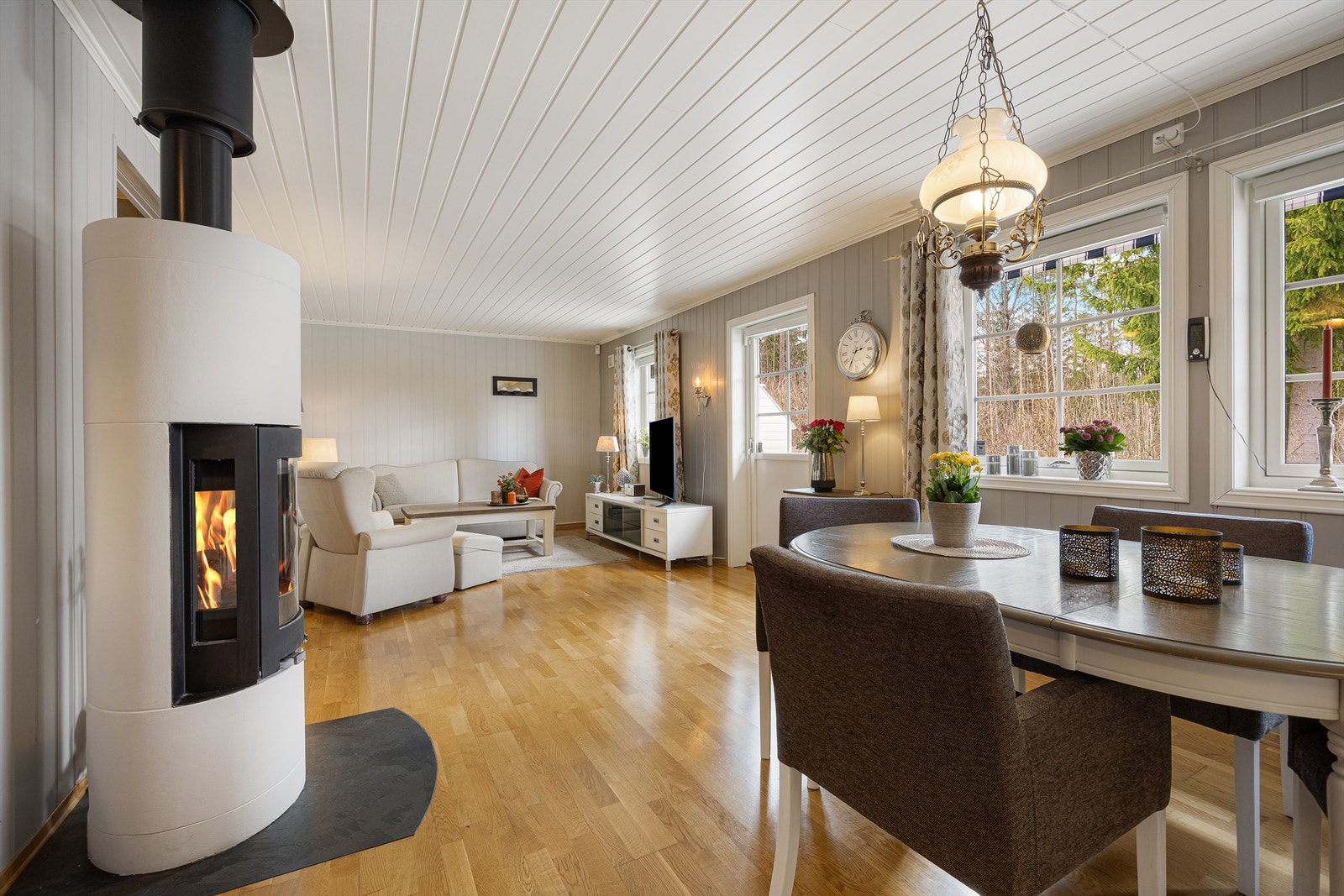 Stuen og kjøkkenet danner et sosialt allrom med god plass til både sofagruppe og spisebord. Gulvet har 3-stavs parkett og behagelig gulvvarme. Galleribilde