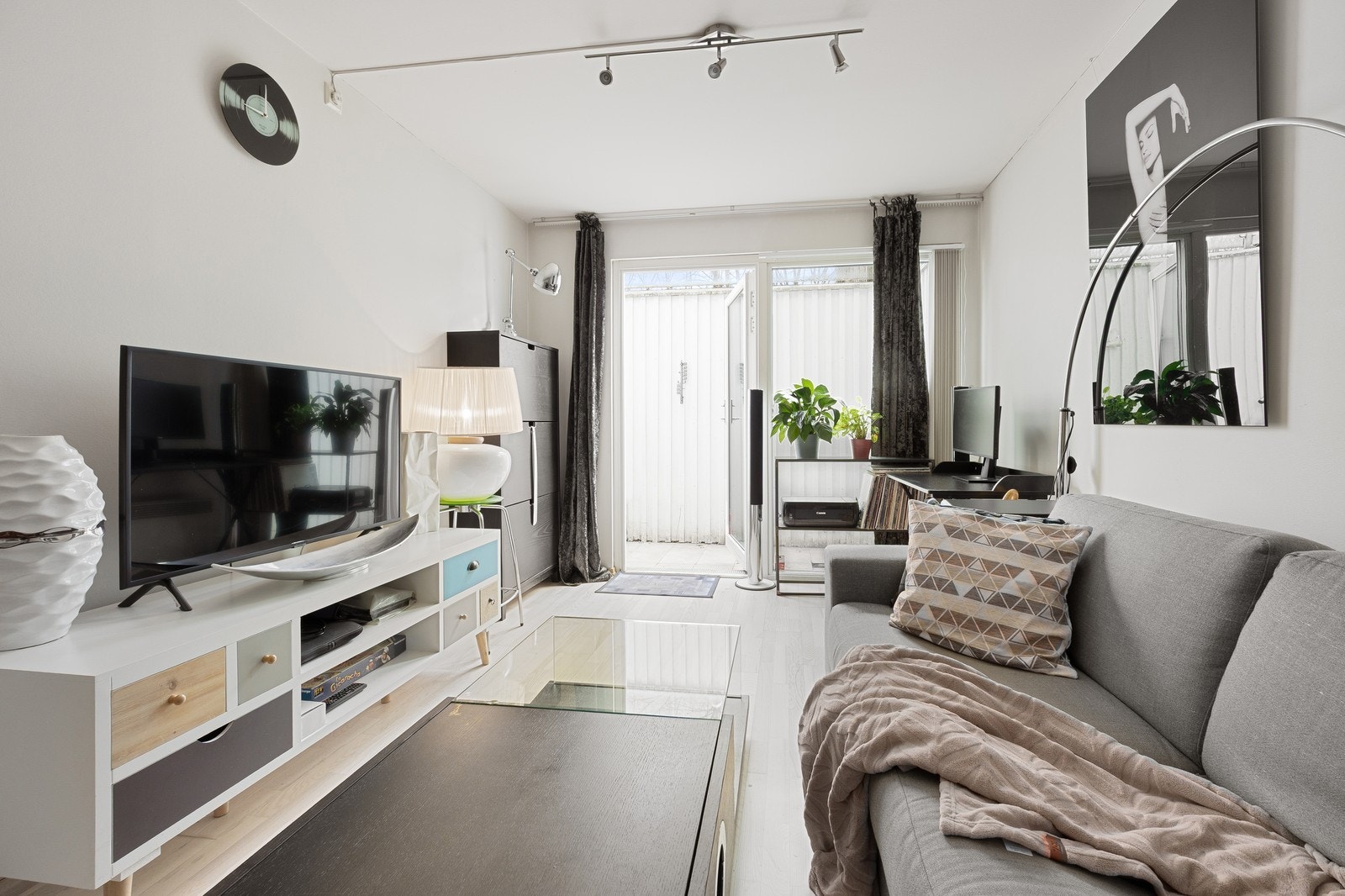 Fra stuen er det utgang til hagen som hører til sokkelleiligheten. Galleribilde