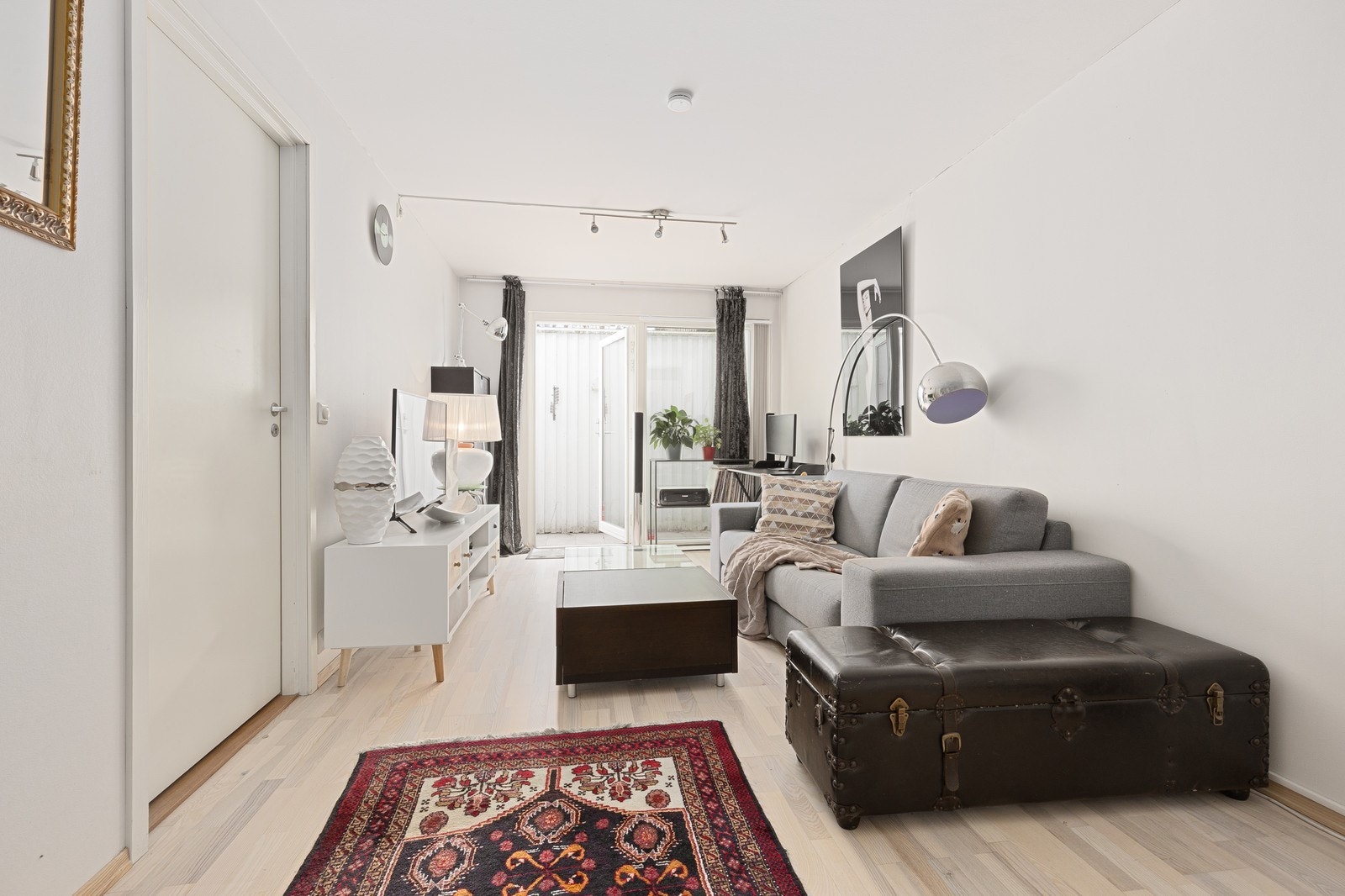 I stuen er det store vinduer som sørger for rikelig lysinnslipp. Galleribilde