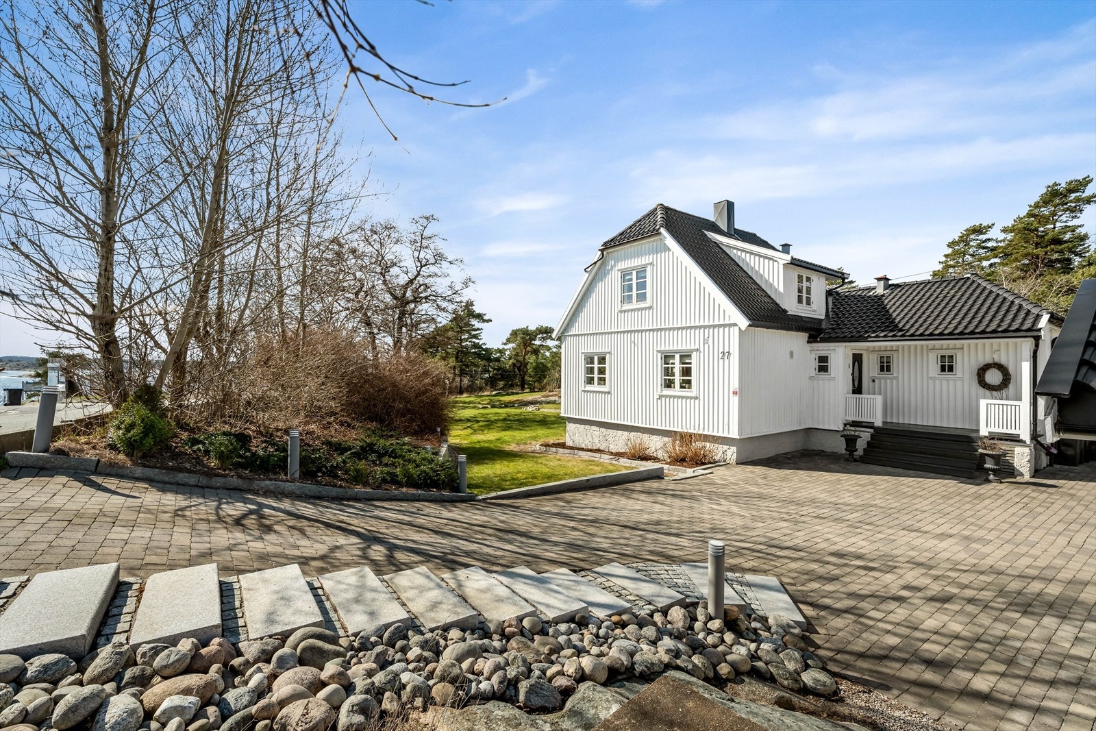 Stor, steinbelagt gårdsplass fra 2016 med svært gode parkeringsforhold. Varmekabler i nedkjørsel. Galleribilde