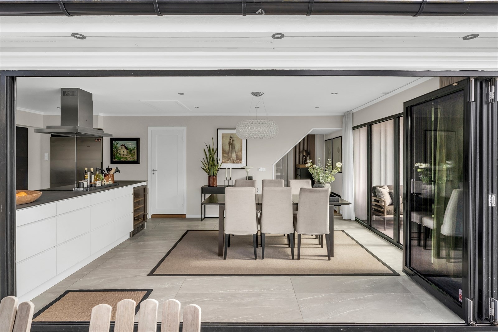 En stor foldedør i aluminium åpner hele veggen ut mot den sørvestvendte terrassen på 35 m². Galleribilde