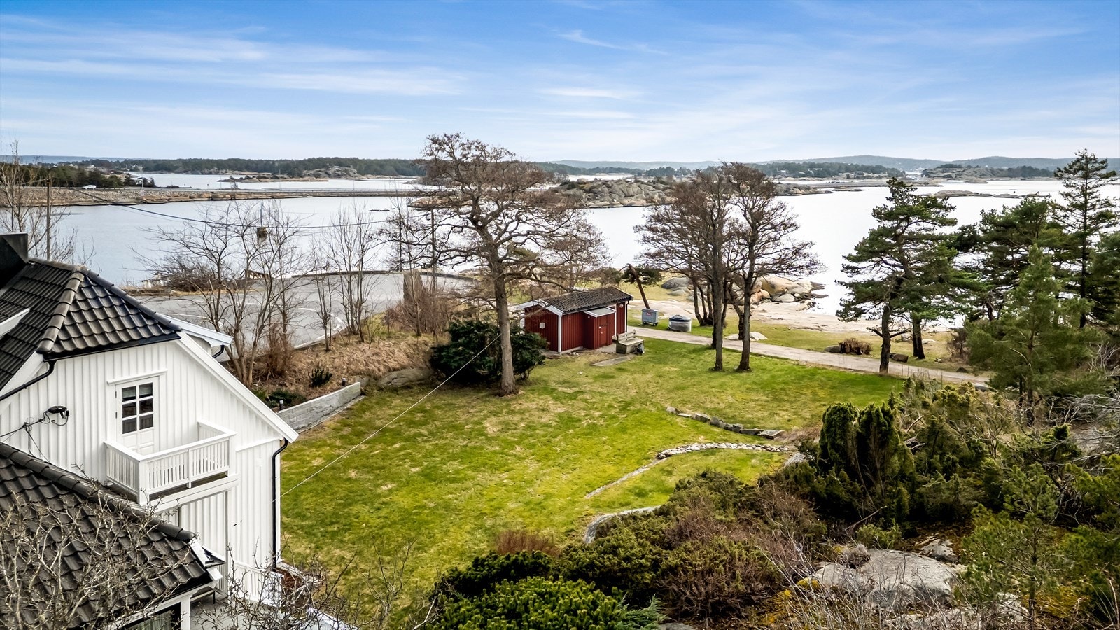 Utsikt fra hagen mot sjøen. Galleribilde