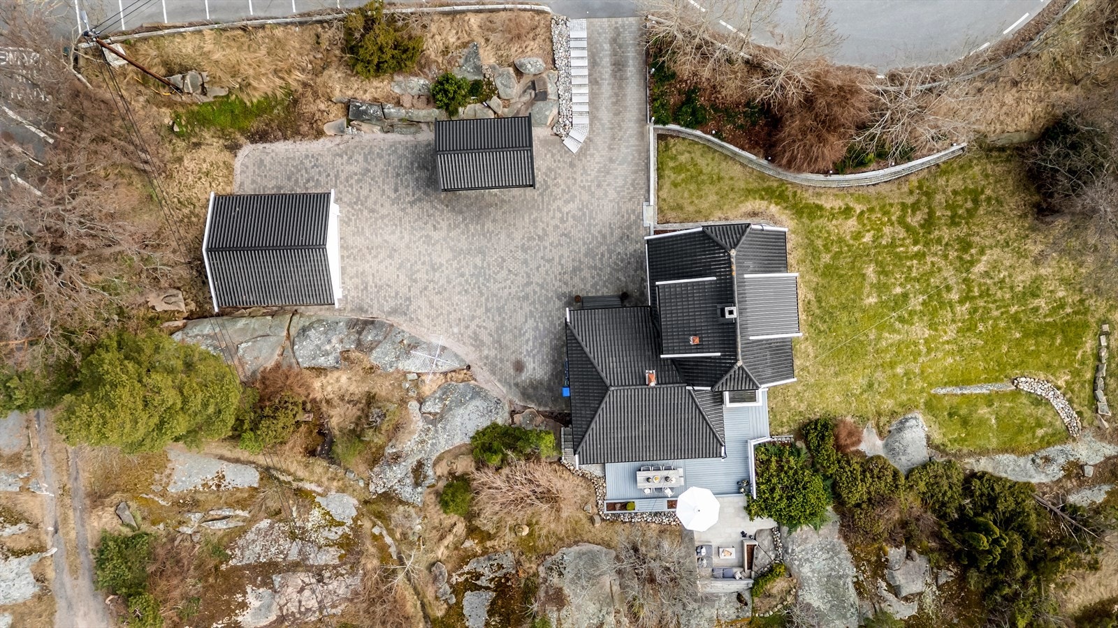 Eiendommen ligger skjermet til, med garasje og anneks adskilt fra hovedhuset. Galleribilde