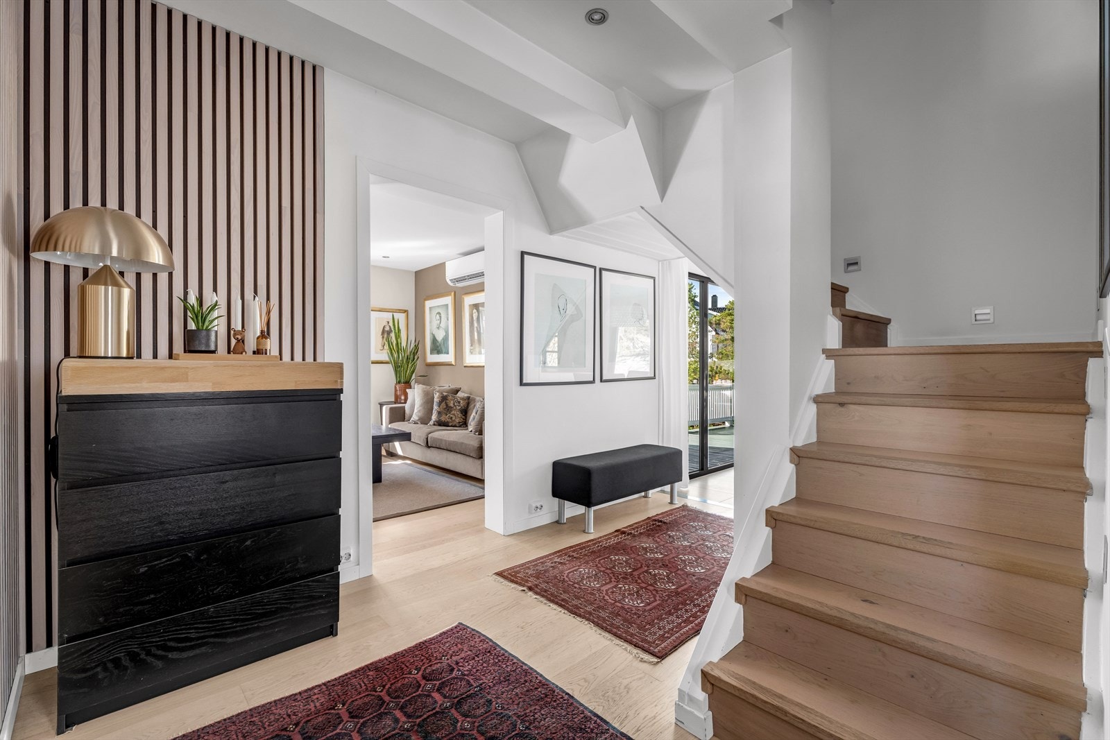 Fra gangen fører trappen opp til boligens andre etasje. Galleribilde
