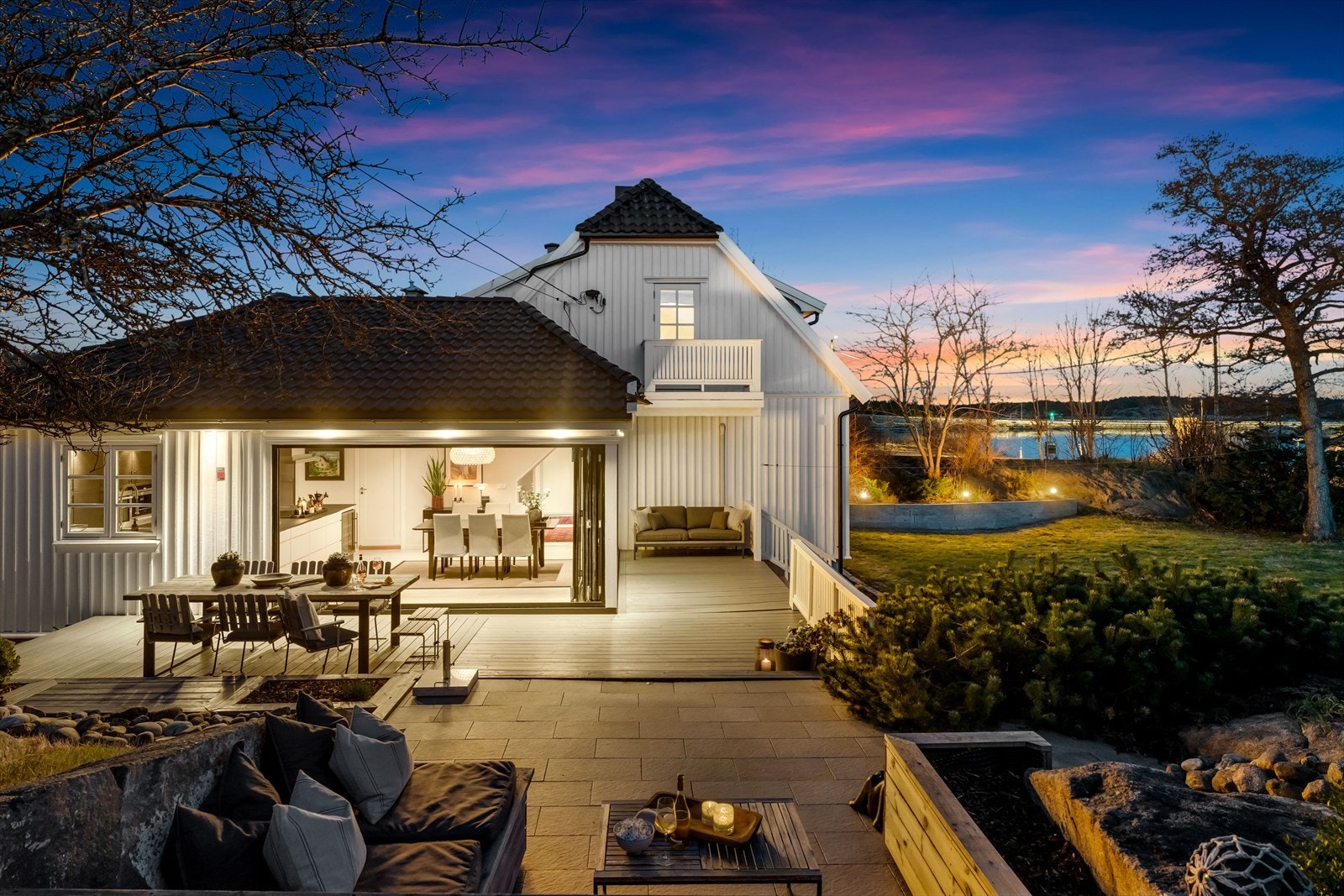 En idyllisk enebolig med en fantastisk utsikt over sjøen og skjærgården. Galleribilde