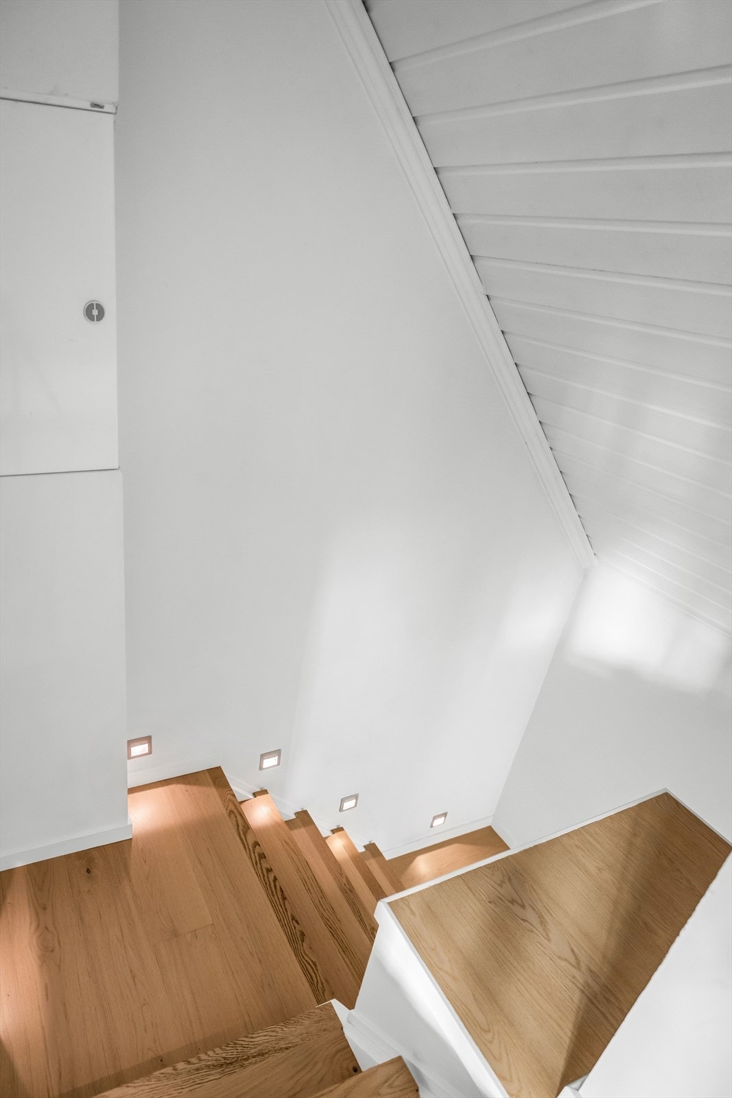 Innfelt belysning i trappen gir en trygg og elegant adkomst til andre etasje. Galleribilde
