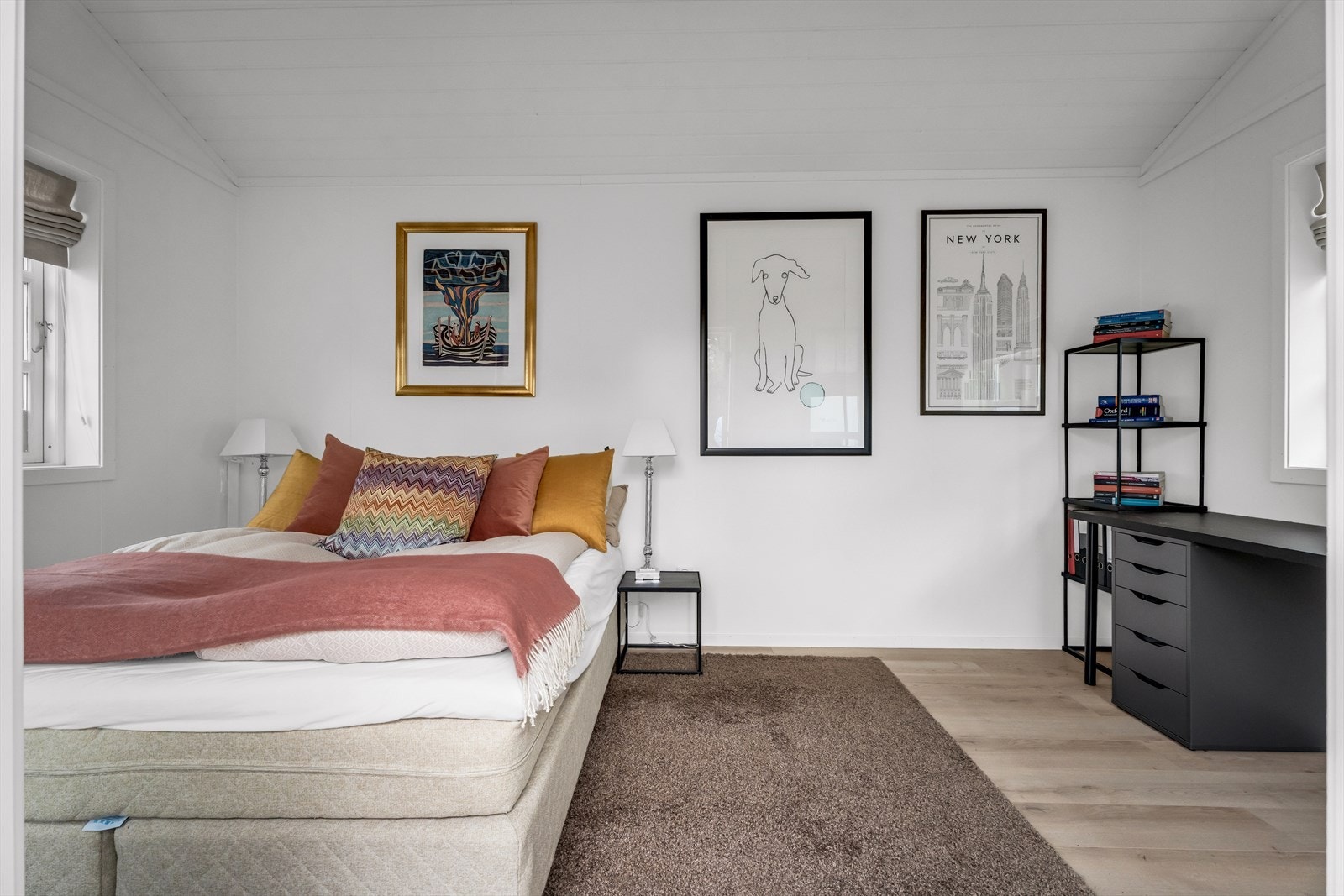 Annekset er innredet som et allrom, perfekt som gjesterom eller kontor. Galleribilde