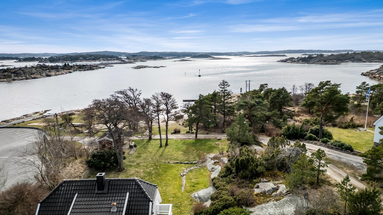Utsikt over hagen og stranda. Galleribilde