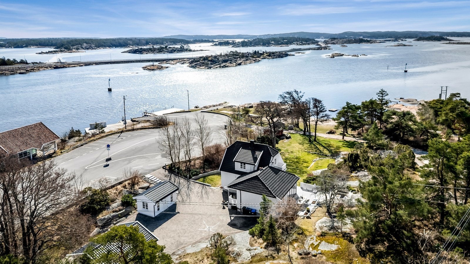 Eiendommen ligger i et område preget av spredt eneboligbebyggelse. Galleribilde