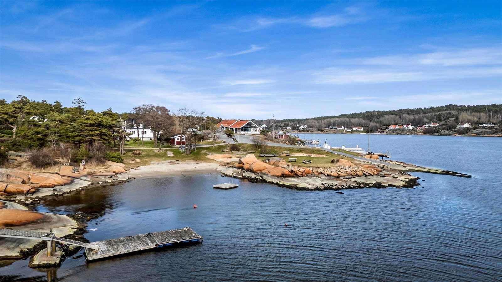 En liten, lokal sandstrand ligger i umiddelbar nærhet. Galleribilde