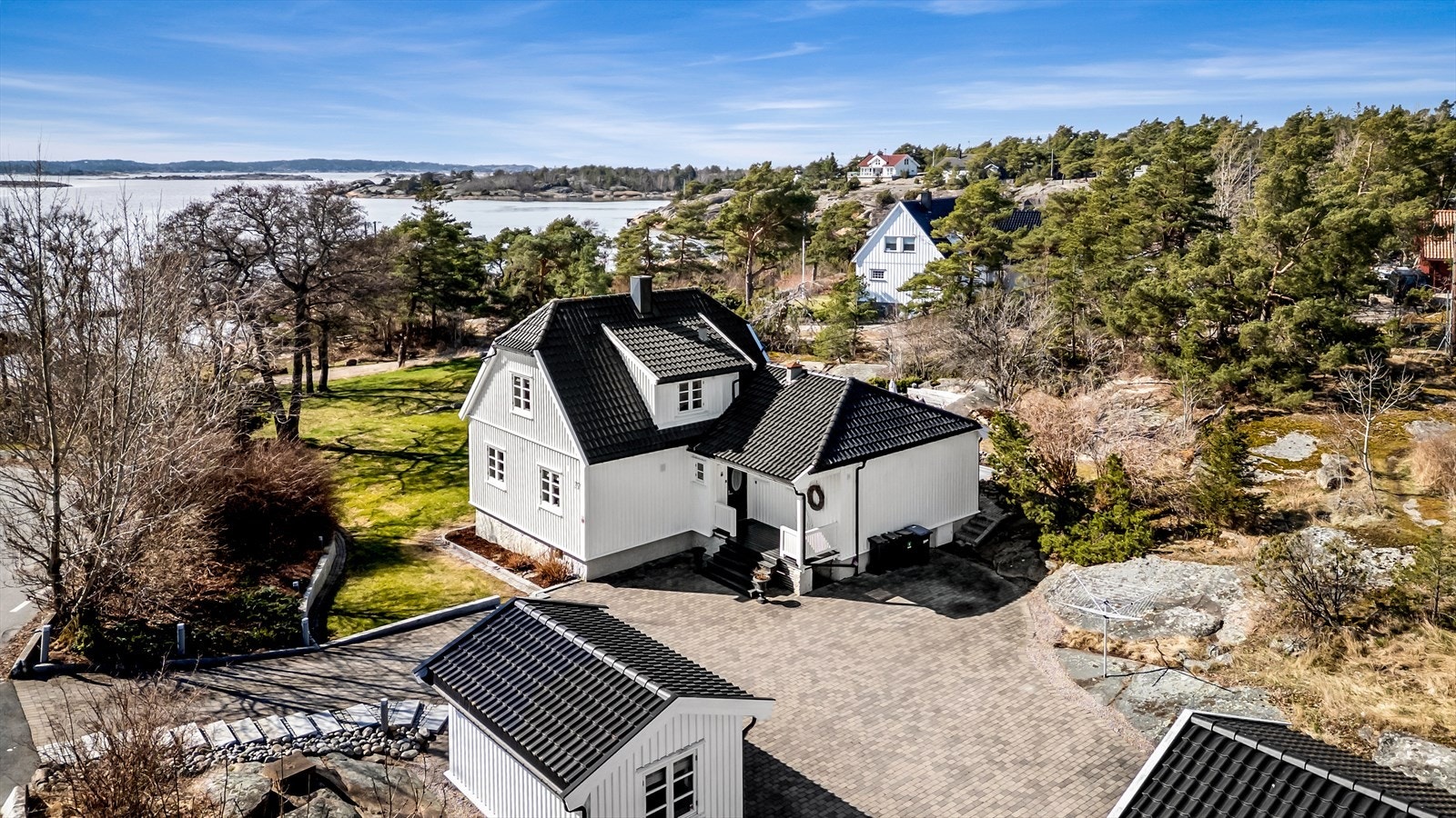 Eiendommen byr på spektakulær utsikt mot Hvalerøyene. Galleribilde
