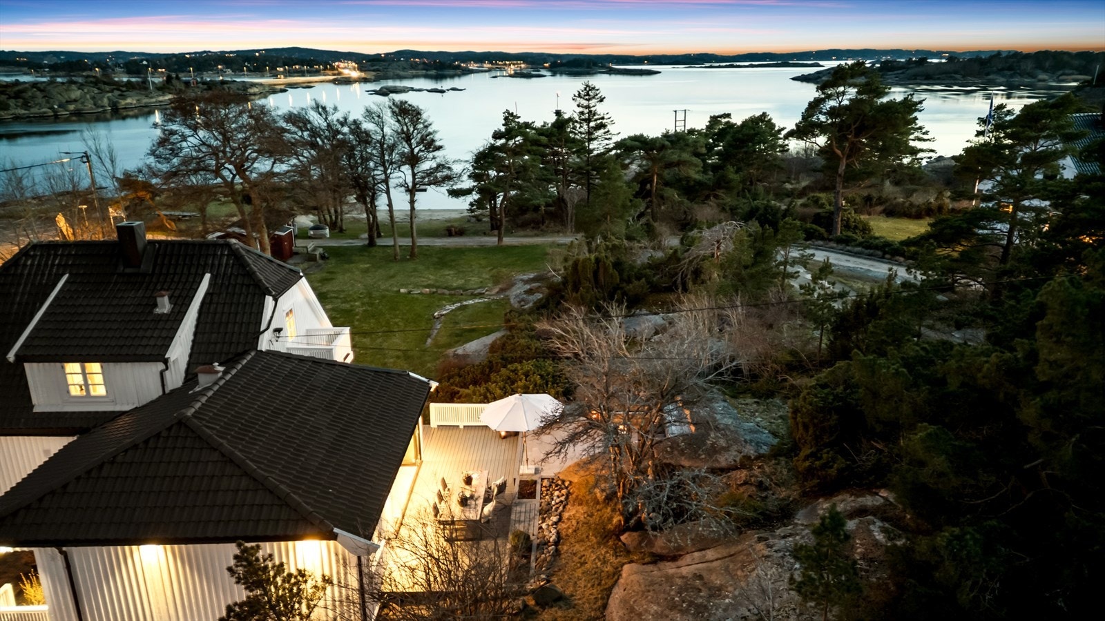 Vidstrakt utsikt over skjærgården. Galleribilde