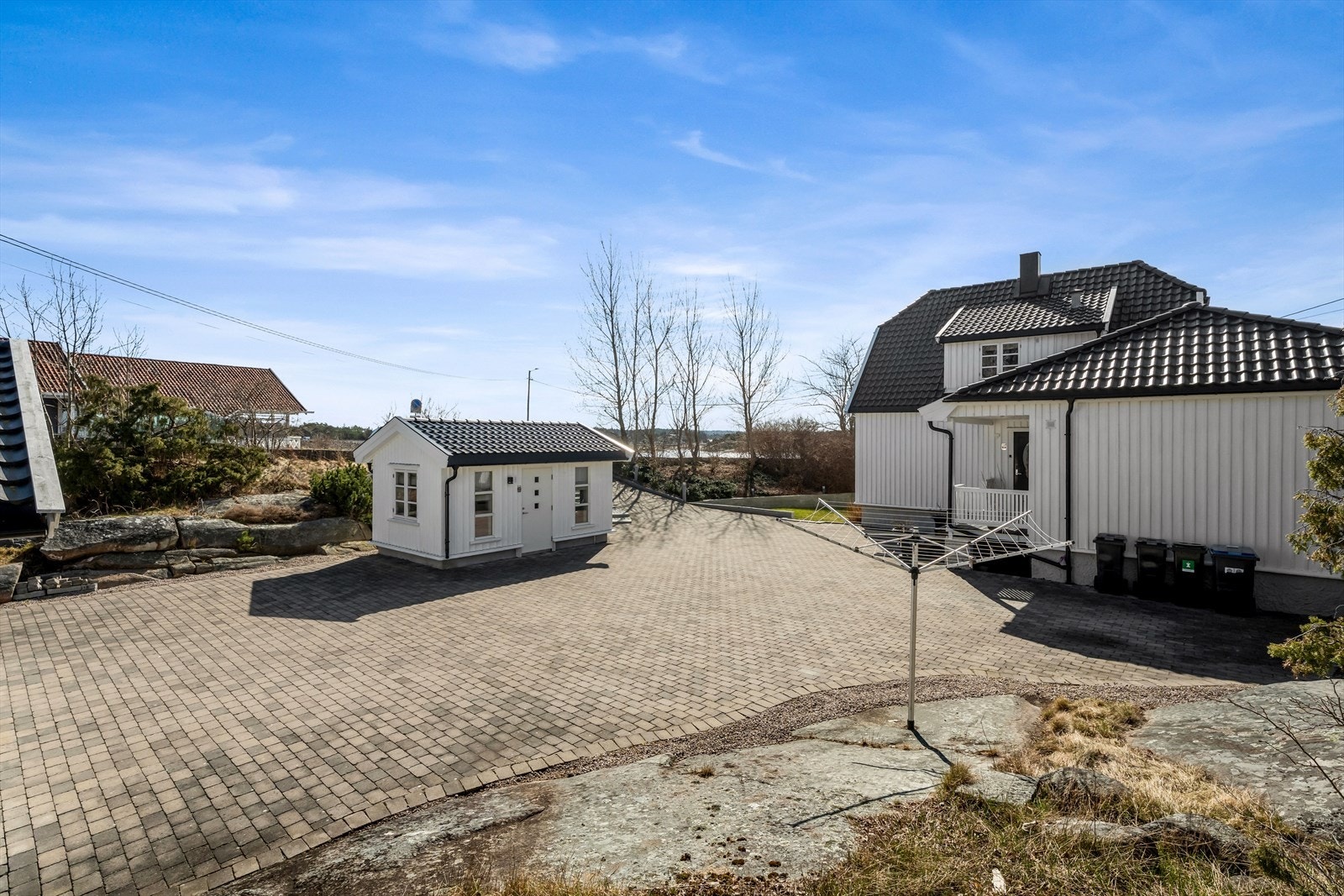 Gårdsplassen er pent opparbeidet og gir god plass til parkering for flere biler. Galleribilde