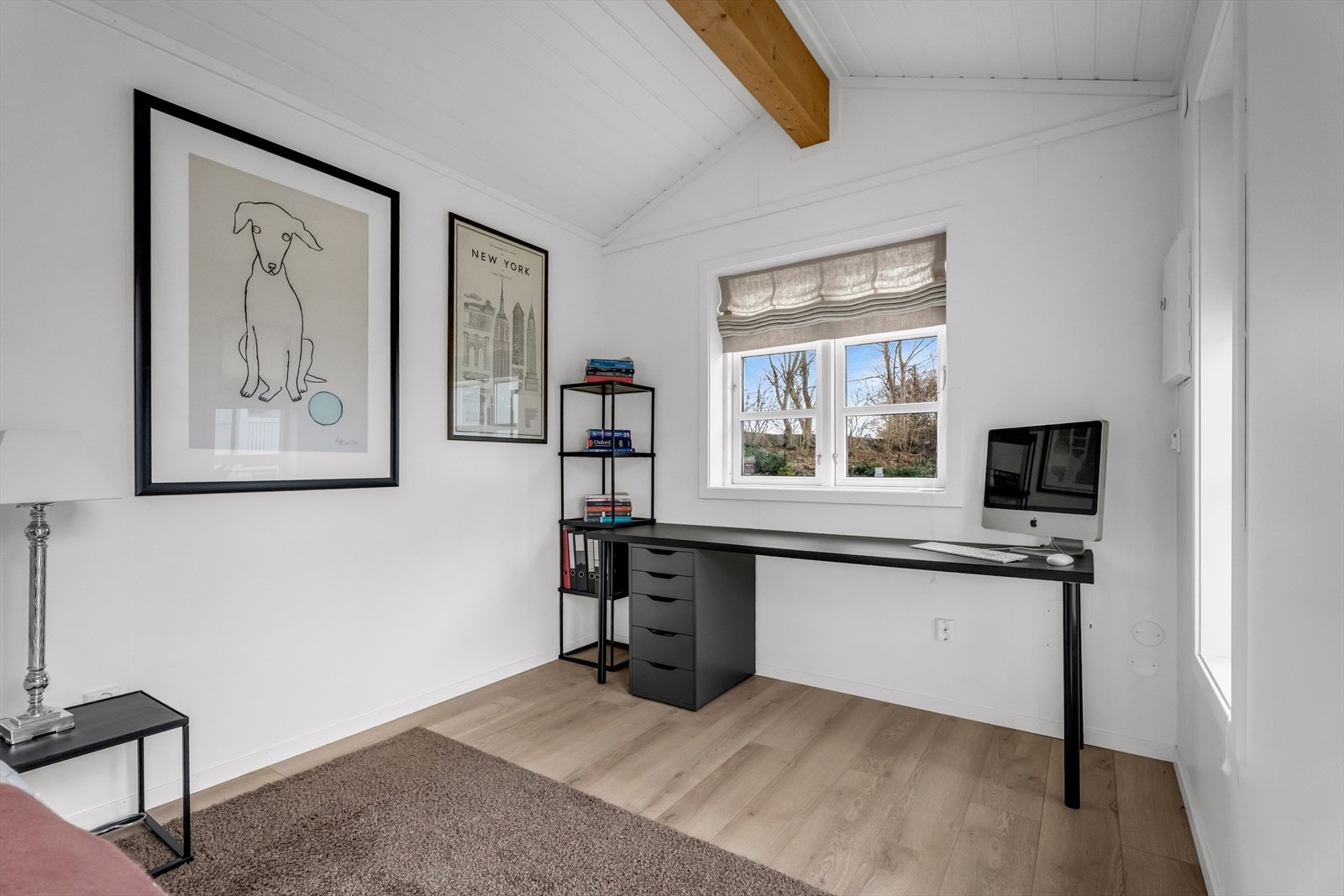 Rommet har laminatgulv og panel i taket. Galleribilde