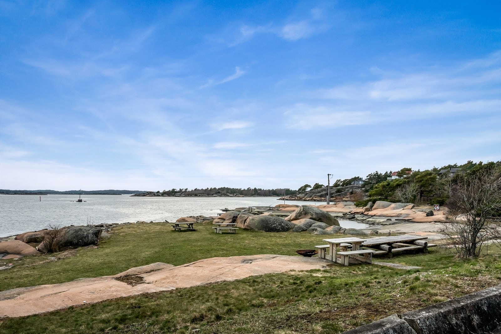 Nærområdet byr på flotte svaberg og badeplasser. Galleribilde