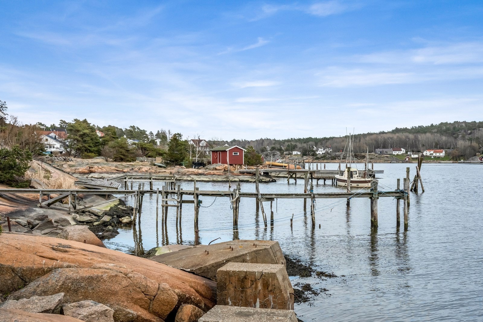 Til eiendommen hører det med en privat brygge. Galleribilde
