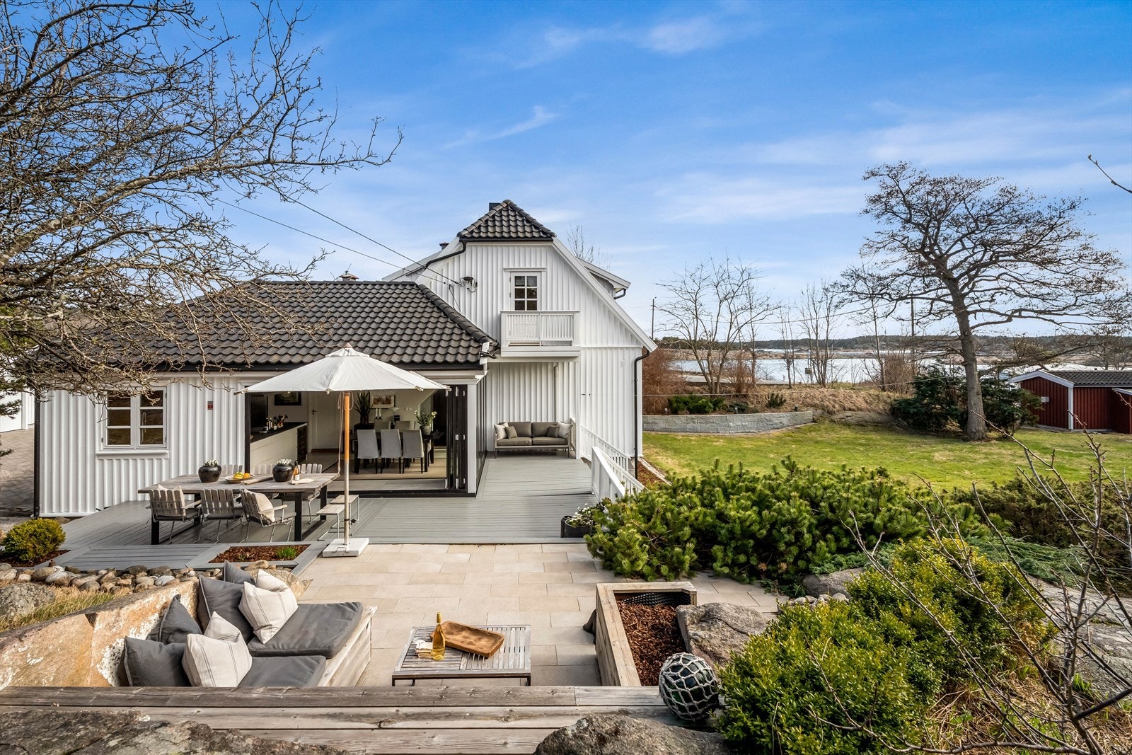 Eiendommen har en romslig og solrik hage med flere flotte, usjenerte uteplasser. Galleribilde