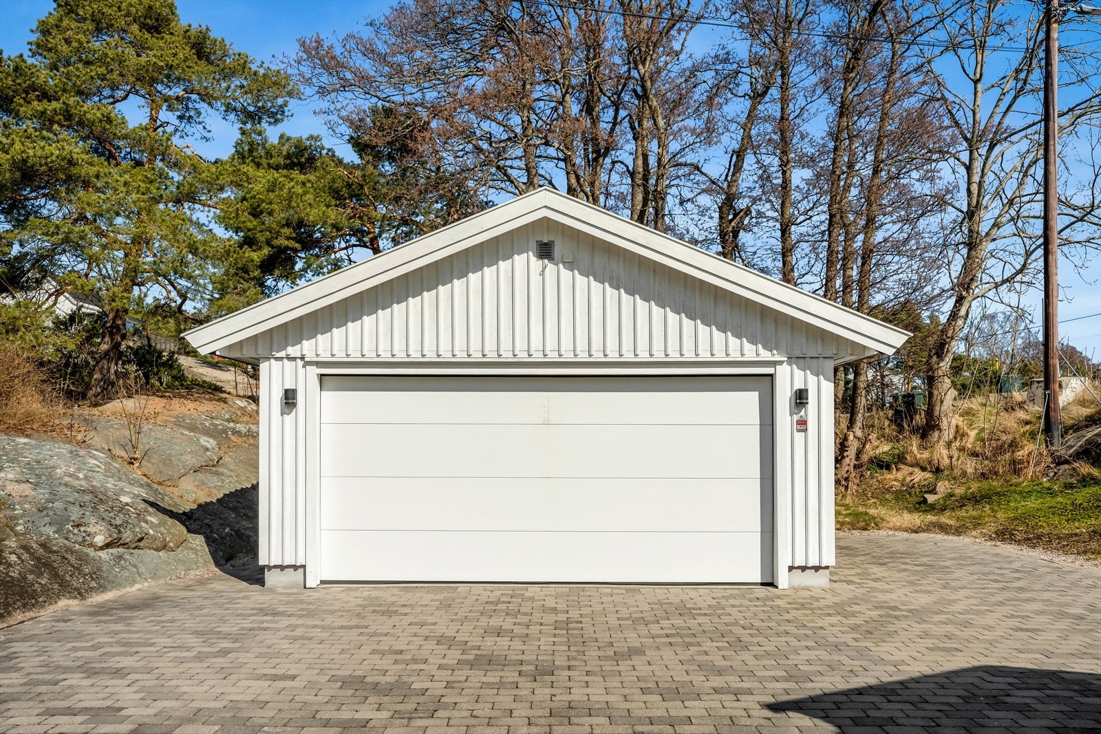 Frittstående garasje på ca. 34 m², oppført i 2016. Garasjen har elektrisk leddport og el-bil lader. Galleribilde