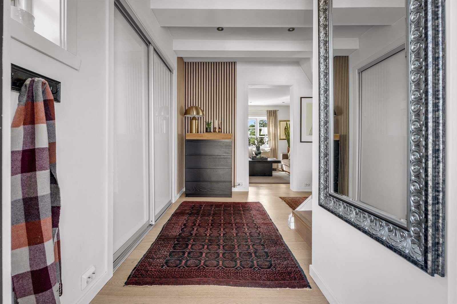Fra gangen er det en åpen og fin overgang til boligens stuer. Galleribilde