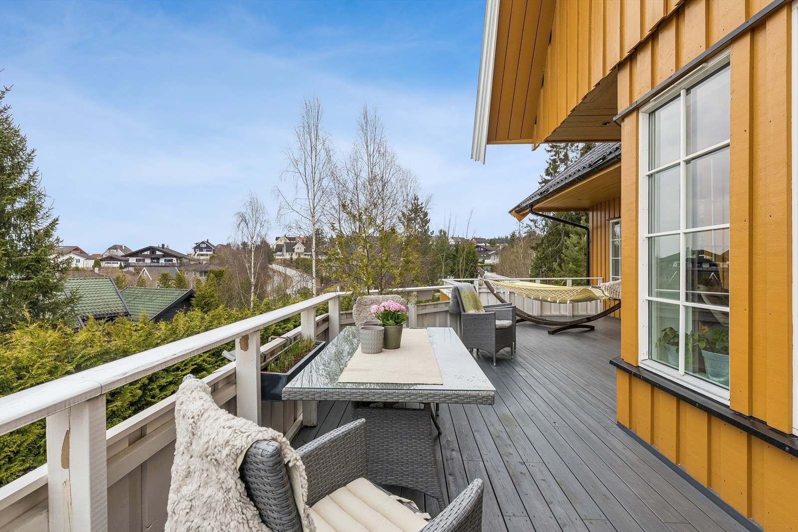 En lys og romslig 4-roms selveier over to plan med flotte, solrike uteplasser. Galleribilde