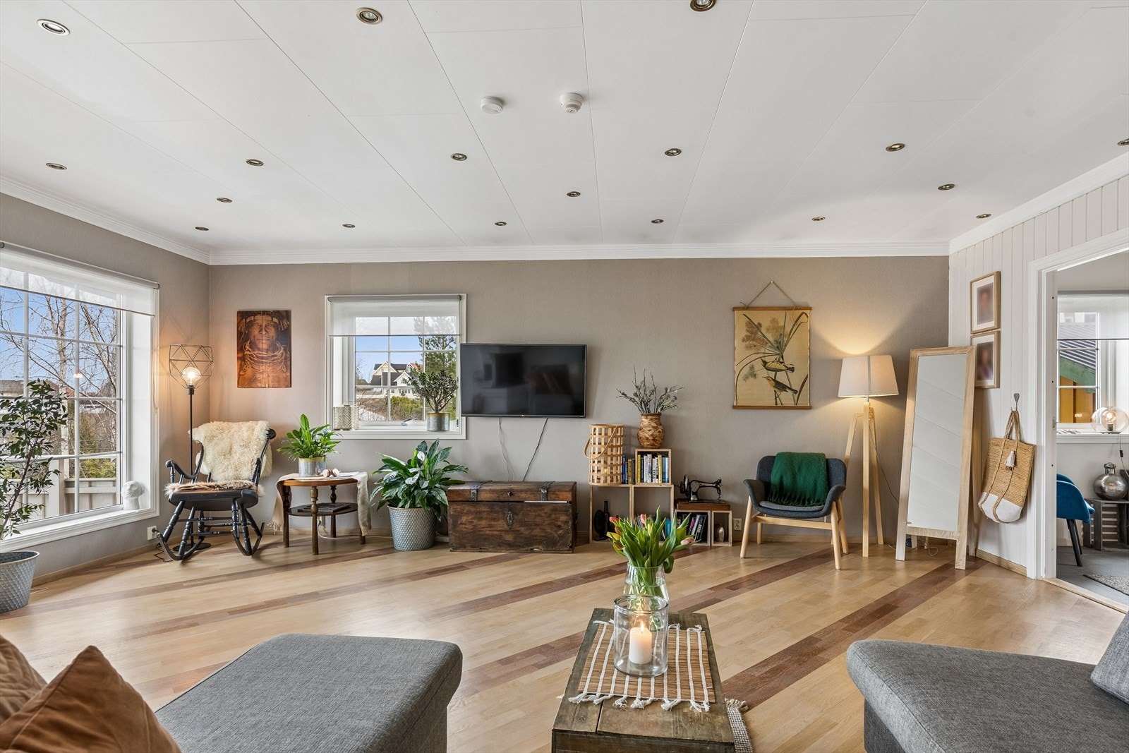 Som samlingssted har leiligheten en åpen, romslig og innbydende stue. Galleribilde