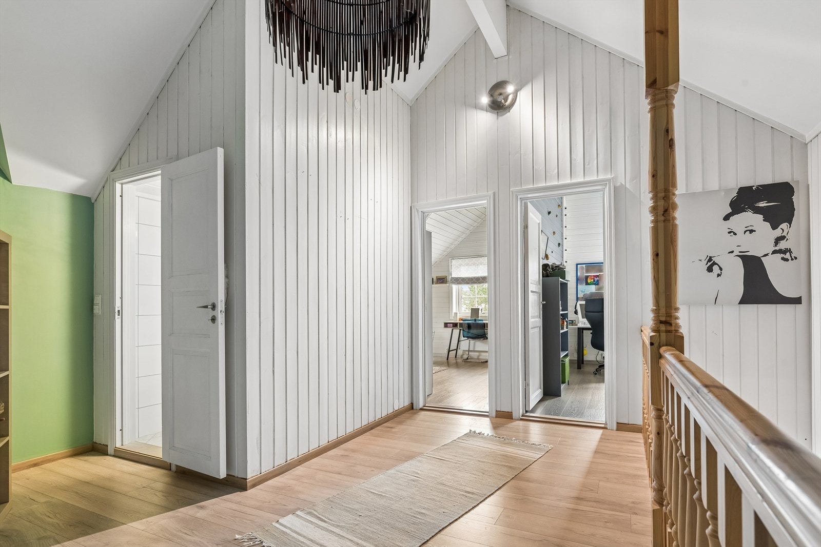 I andre etasje er det bad, 3 soverom og denne romslige gangen. Galleribilde