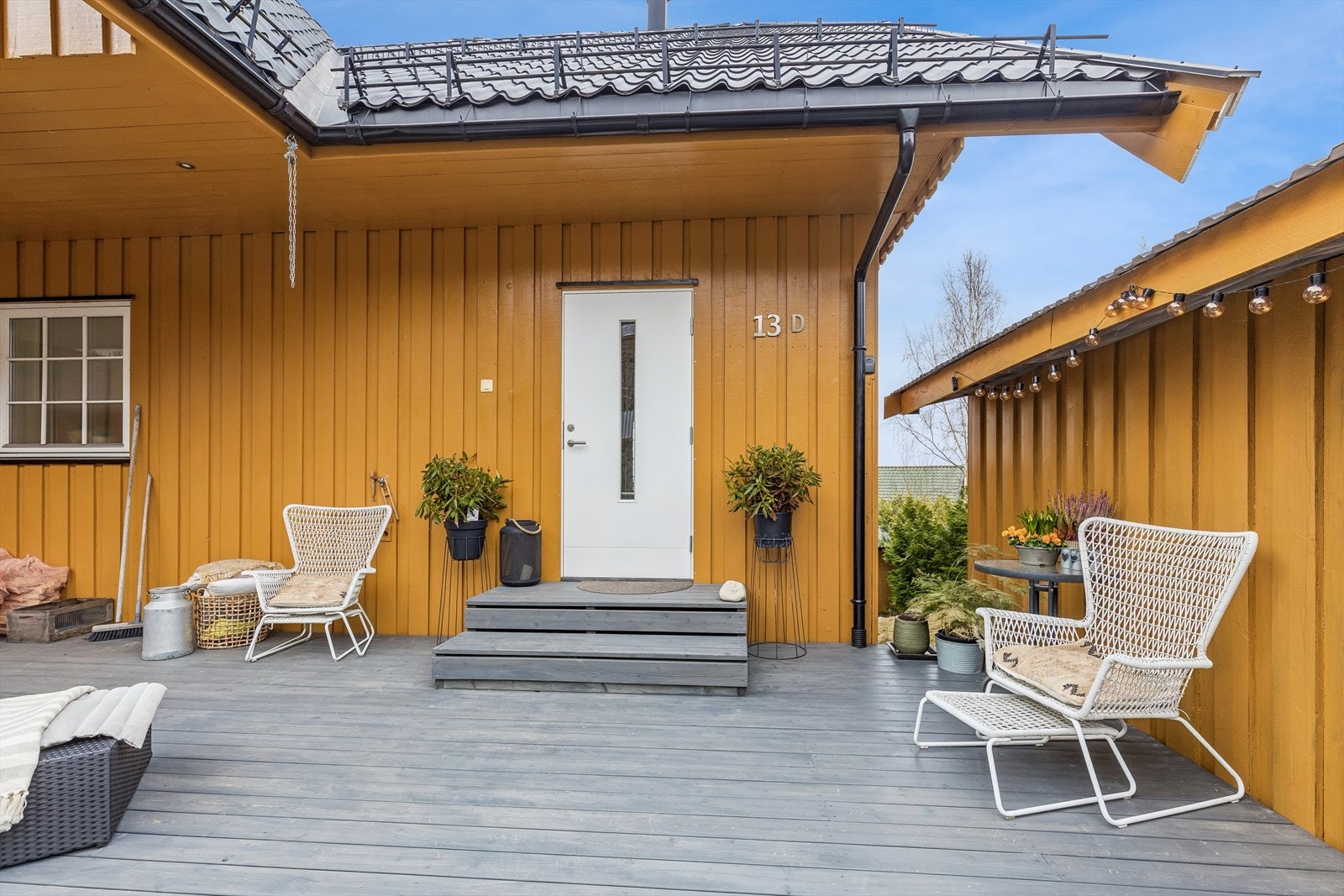 Inngangspartiet ligger i forbindelse med den ene terrassen og er praktisk overbygd. Galleribilde